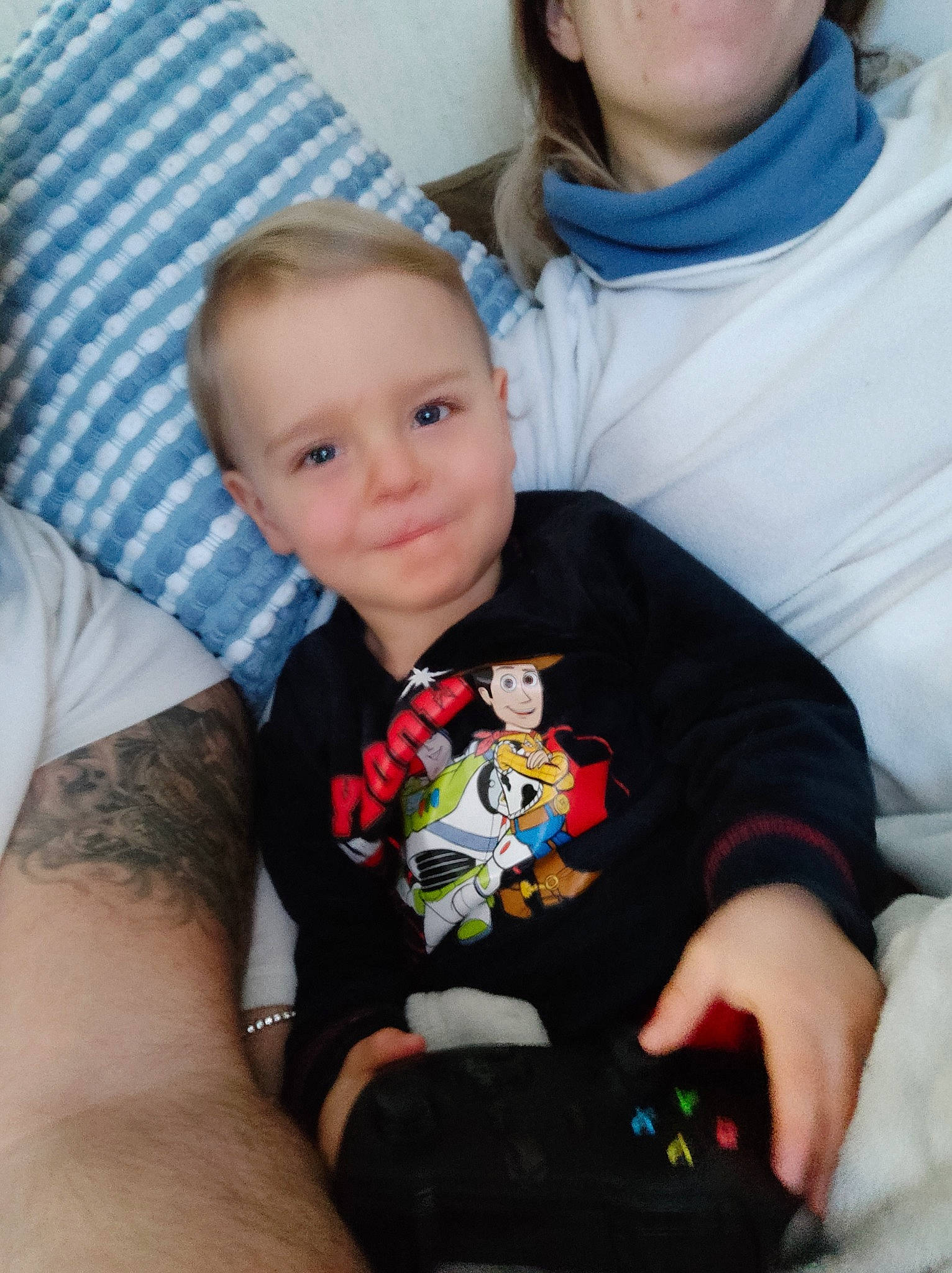 Alec a rejoint le concours — aidez-le/la à gagner de superbes lots ! baby, cheek, child, eye, face, family, finger, fun, head, leg, people, person, sibling, sitting, skin, smile, t_shirt, toddler, vacation