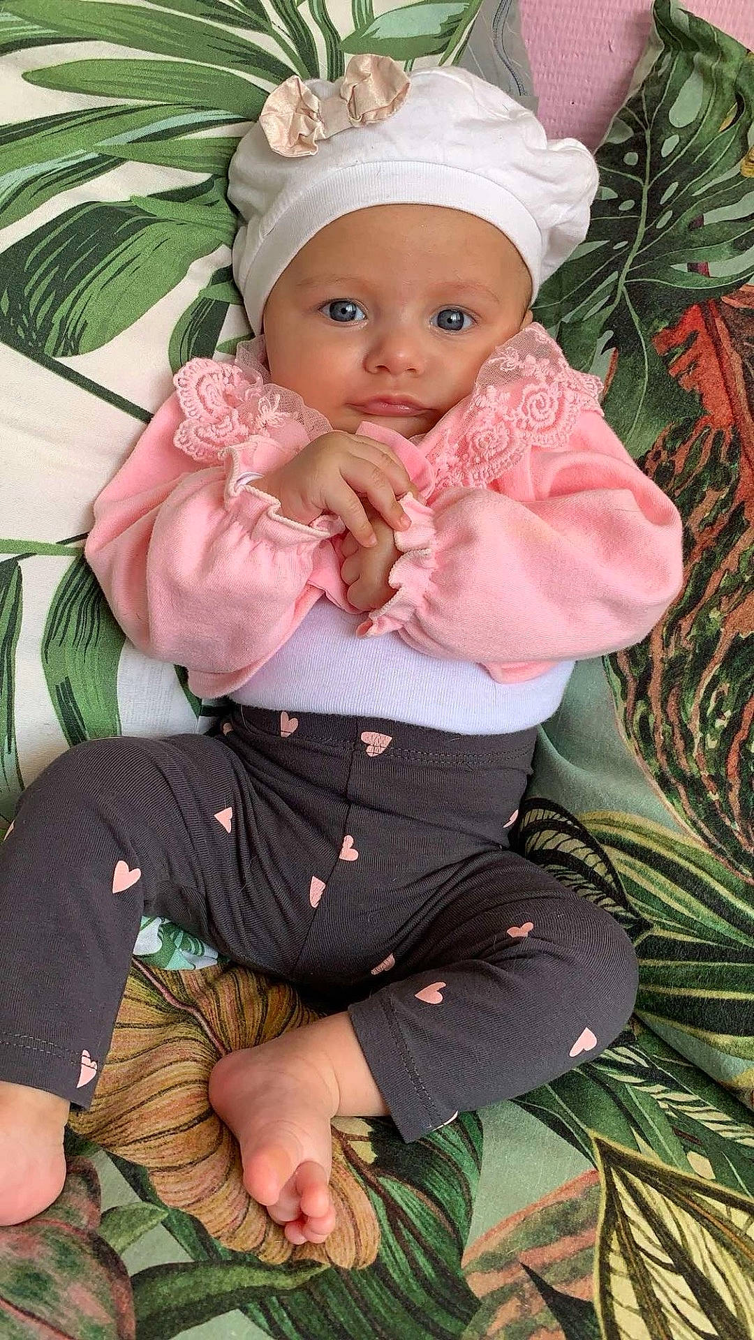 Khaleesi participe au concours pour gagner de l'argent avec cette photo : baby, baseballcap, bonnet, cap, clothing, couch, cushion, dress, face, furniture, hat, head, homedecor, newborn, pants, person, photography, portrait, quilt, sitting