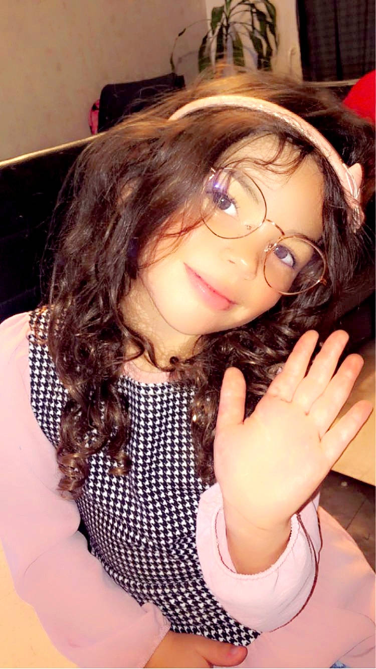 Leana a rejoint le concours — aidez-le/la à gagner de superbes lots ! arm, black_hair, cheek, chin, cool, eyebrow, eyelash, eyewear, finger, gesture, glasses, hair, hand, lip, mouth, nose, person, skin, sleeve, thumb