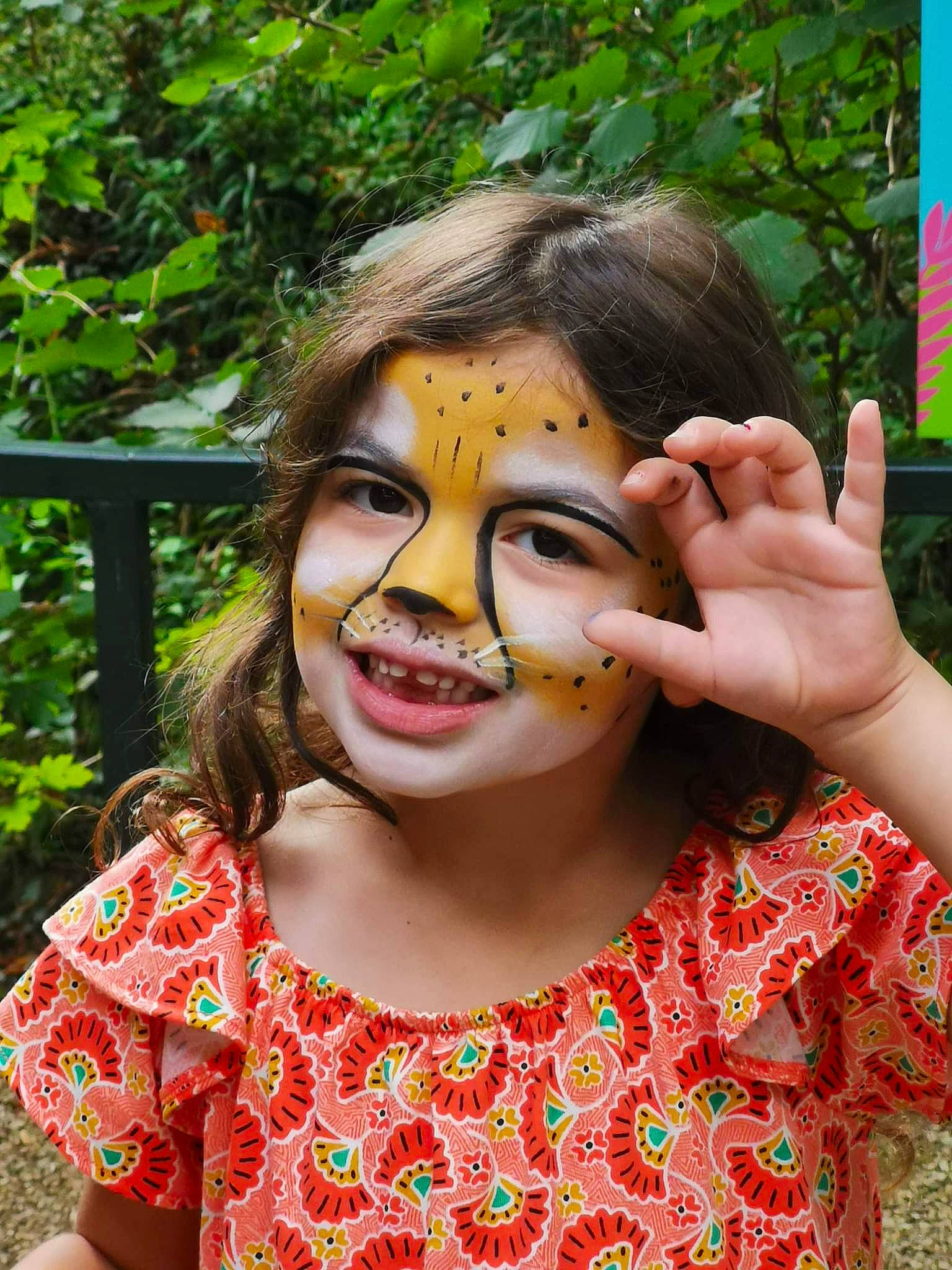 Leana participe au concours pour gagner de l'argent avec cette photo : beauty, event, eyelash, eyewear, fun, gesture, grass, happy, leisure, lip, lipstick, mouth, neck, nose, people, people_in_nature, person, pink, plant, skin