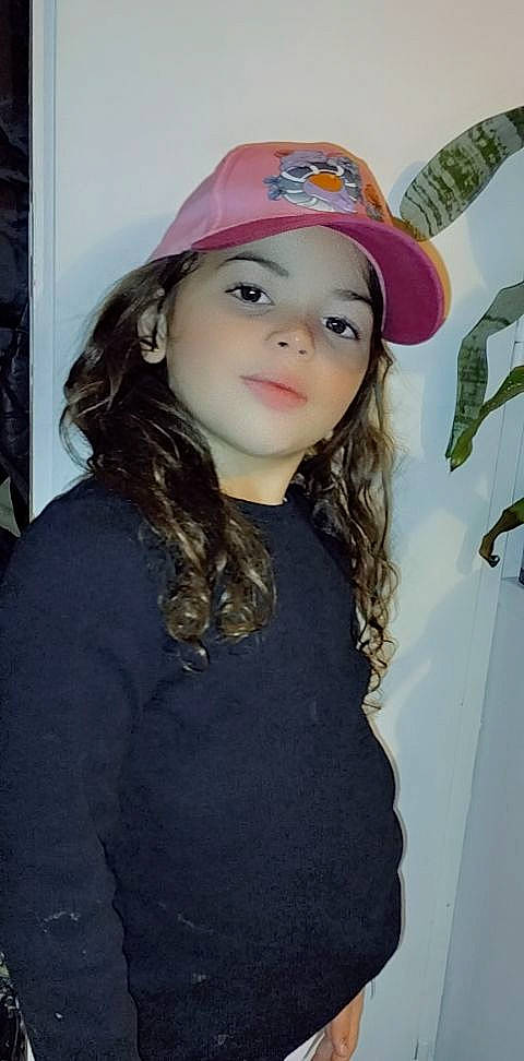 Leana a rejoint le concours — aidez-le/la à gagner de superbes lots ! baseball_cap, cap, cheek, child, electric_blue, eyelash, fashion_accessory, fun, happy, hat, headgear, headwear, lip, magenta, neck, person, personal_protective_equipment, portrait_photography, sleeve, t_shirt