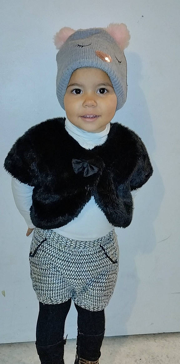 Chiara a rejoint le concours — aidez-le/la à gagner de superbes lots ! baby_toddler_clothing, cap, clothing, costume_hat, creative_arts, doll, grey, headgear, headwear, joy, knit_cap, outerwear, pattern, person, sleeve, smile, standing, textile, toddler, toy