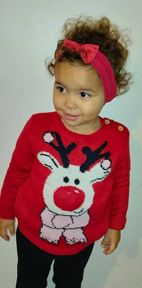 Chiara participe au concours pour gagner de l'argent avec cette photo : baby_toddler_clothing, cheek, cool, eyelash, facial_expression, hairstyle, happy, head, headgear, headwear, lip, neck, organ, outerwear, person, pink, product, red, sleeve, t_shirt