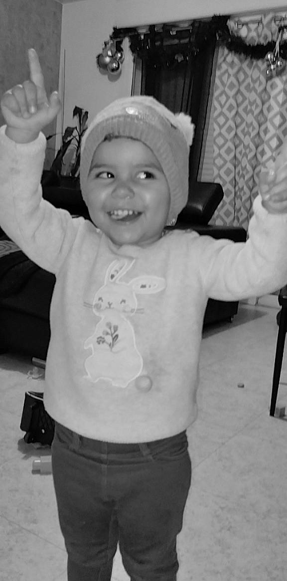 Chiara a rejoint le concours — aidez-le/la à gagner de superbes lots ! arm, baby, black, black_and_white, child, curtain, event, fun, gesture, happy, headwear, joy, monochrome, monochrome_photography, person, personal_protective_equipment, sleeve, smile, standing, style