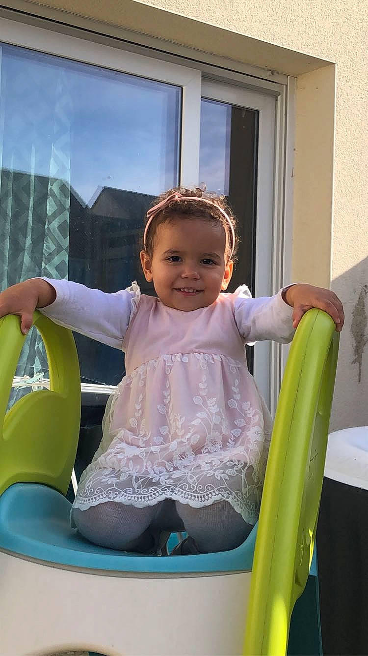 Chiara participe au concours pour gagner de l'argent avec cette photo : baby, baby_products, baby_toddler_clothing, chair, child, chute, comfort, door, fun, happy, joy, leisure, magenta, person, pink, play, purple, recreation, sitting, smile