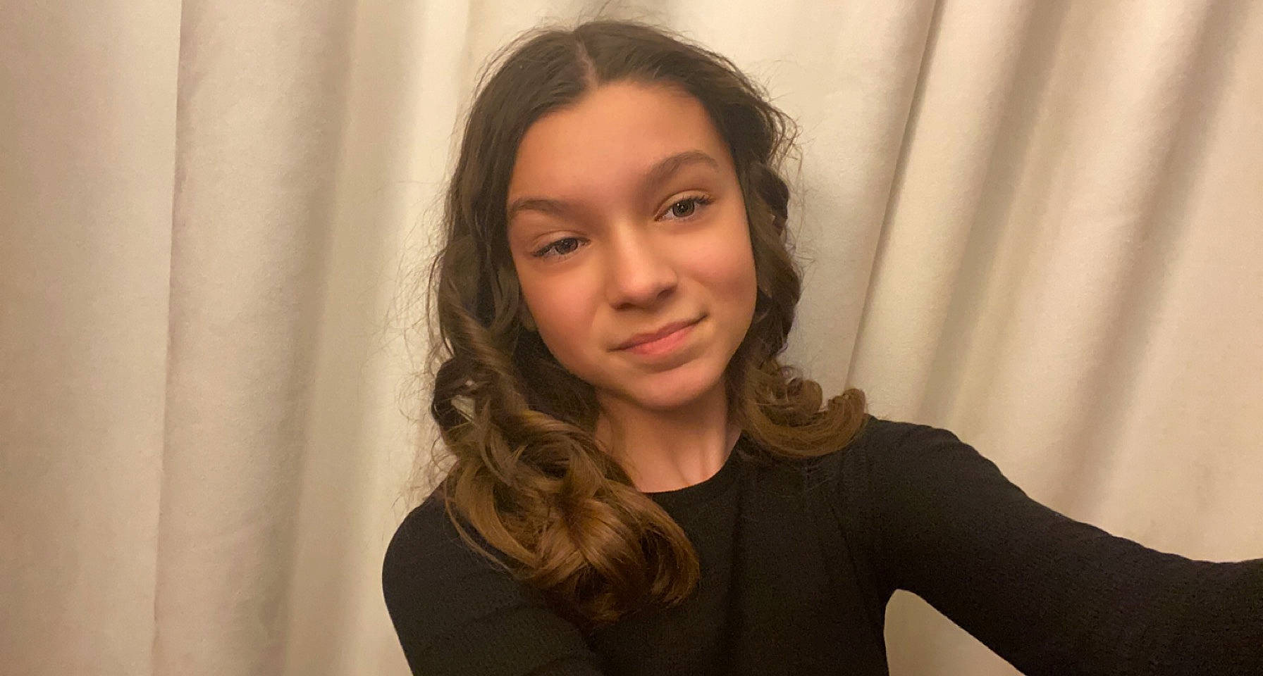 Rose participe au concours pour gagner de l'argent avec cette photo : blond, brown_hair, cheek, chin, curtain, event, eyebrow, eyelash, flash_photography, forehead, gesture, happy, iris, joy, layered_hair, lip, long_hair, nose, person, sleeve