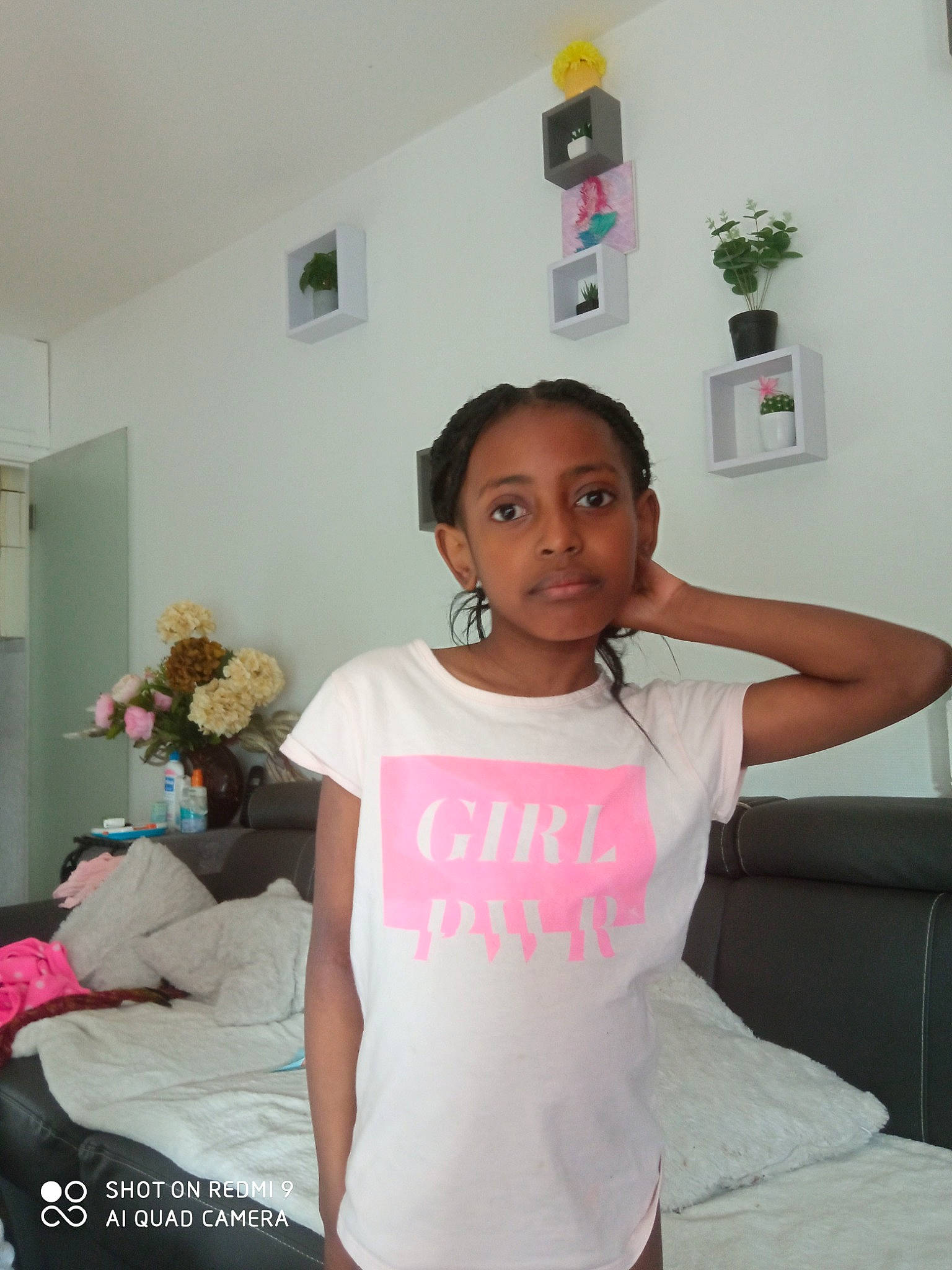 Shaydane a rejoint le concours — aidez-le/la à gagner de superbes lots ! abdomen, black_hair, chest, couch, elbow, event, eyelash, fashion_design, hairstyle, happy, joint, magenta, neck, person, room, shoulder, sleeve, t_shirt, thigh, trunk