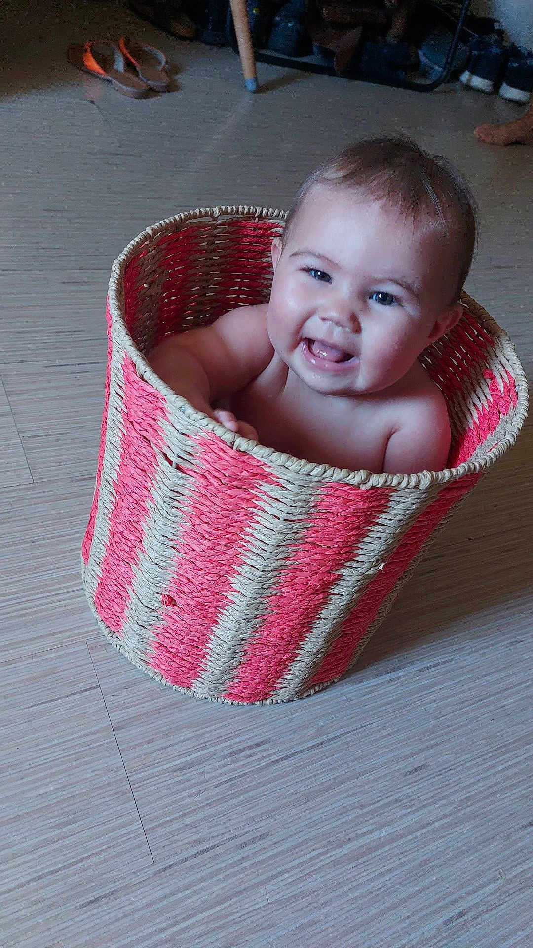 Kiara participe au concours pour gagner de l'argent avec cette photo : baby, basket, smiling, indoor, floor, child, cute, wicker, woven, happy, skin, tongue, playful, head, person, seat, home, flooring, footwear, barefoot