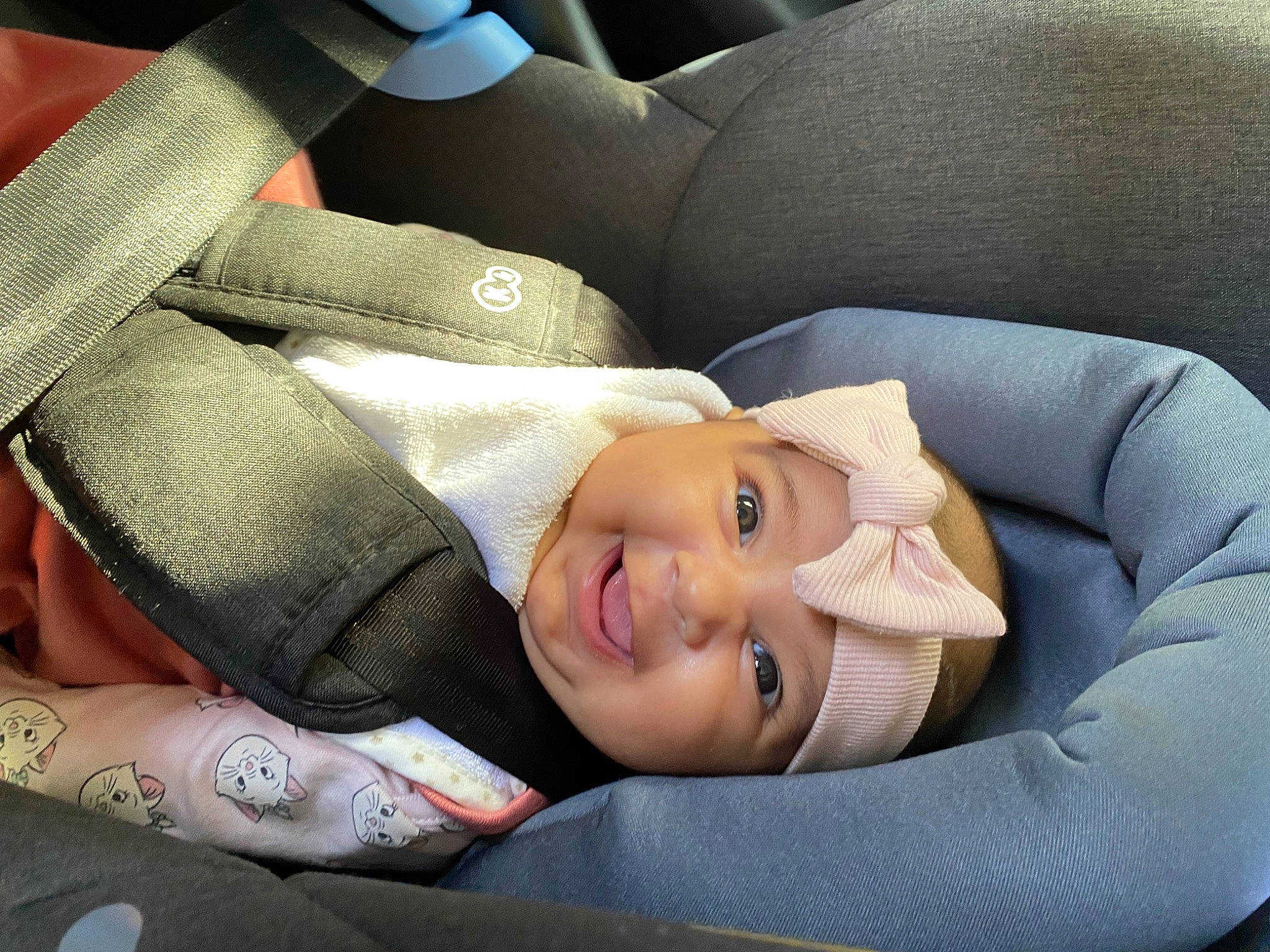 Inaya participe au concours pour gagner de l'argent avec cette photo : auto_part, automotive_design, automotive_wheel_system, baby_products, car_seat, car_seat_cover, carmine, comfort, family_car, finger, happy, head_restraint, headwear, linens, luxury_vehicle, motor_vehicle, person, personal_luxury_car, smile, steering_wheel