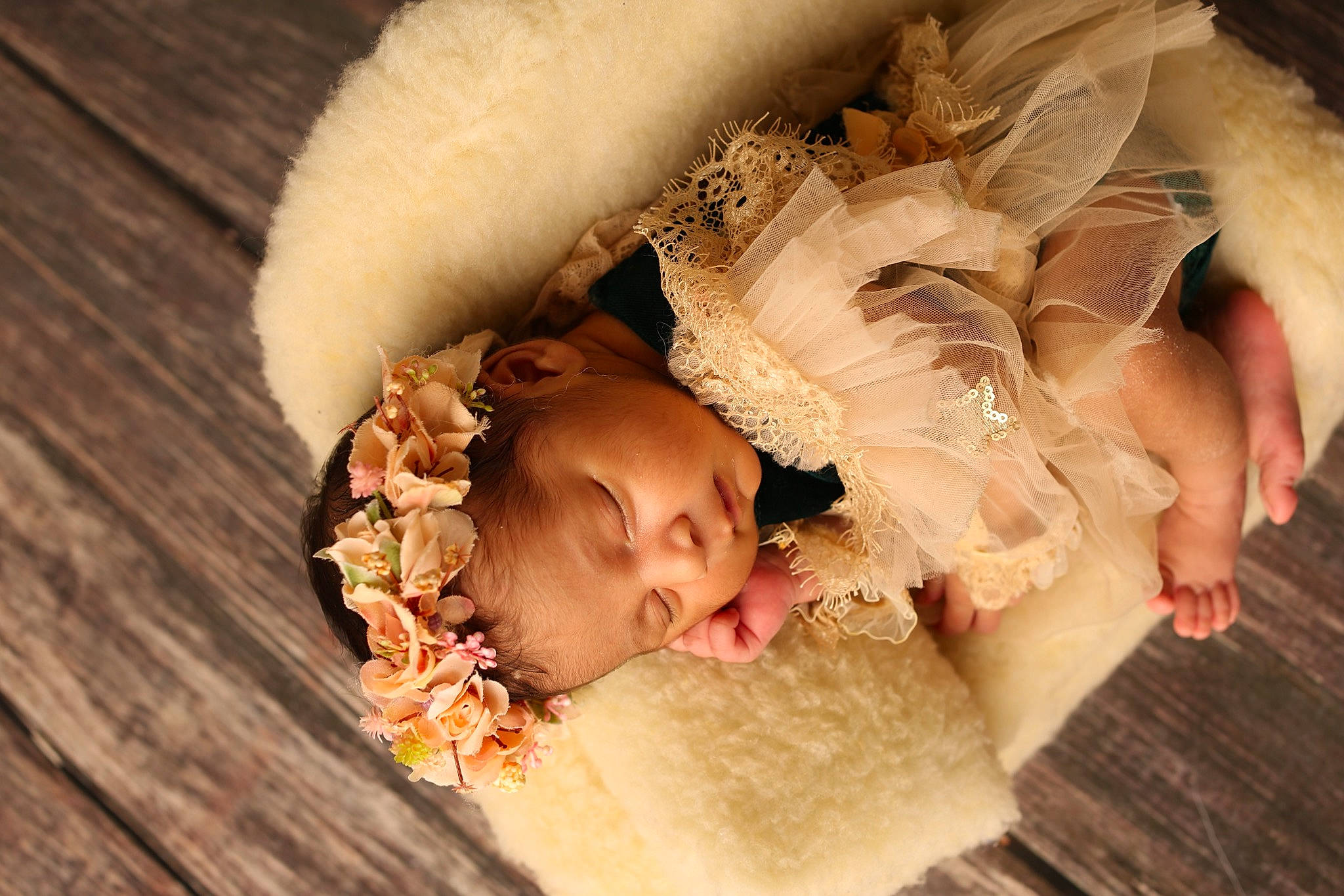 Inaya participe au concours pour gagner de l'argent avec cette photo : baby, baby_sleeping, baby_toddler_clothing, bed, bedtime, child, comfort, eye, fawn, flash_photography, fur, hair_accessory, happy, head, headgear, headpiece, linens, person, skin, toddler