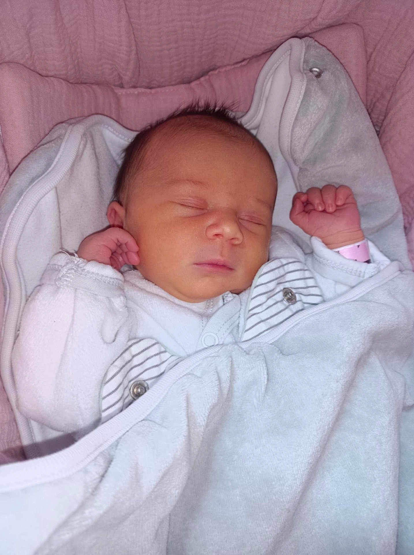 Mélodie a rejoint le concours — aidez-le/la à gagner de superbes lots ! newborn, baby, sleeping, blanket, white_clothing, pink_background, infant, soft_texture, peaceful, cute, portrait, indoors, wrapped, tiny_hands, resting, cozy, closeup, child, face, serene