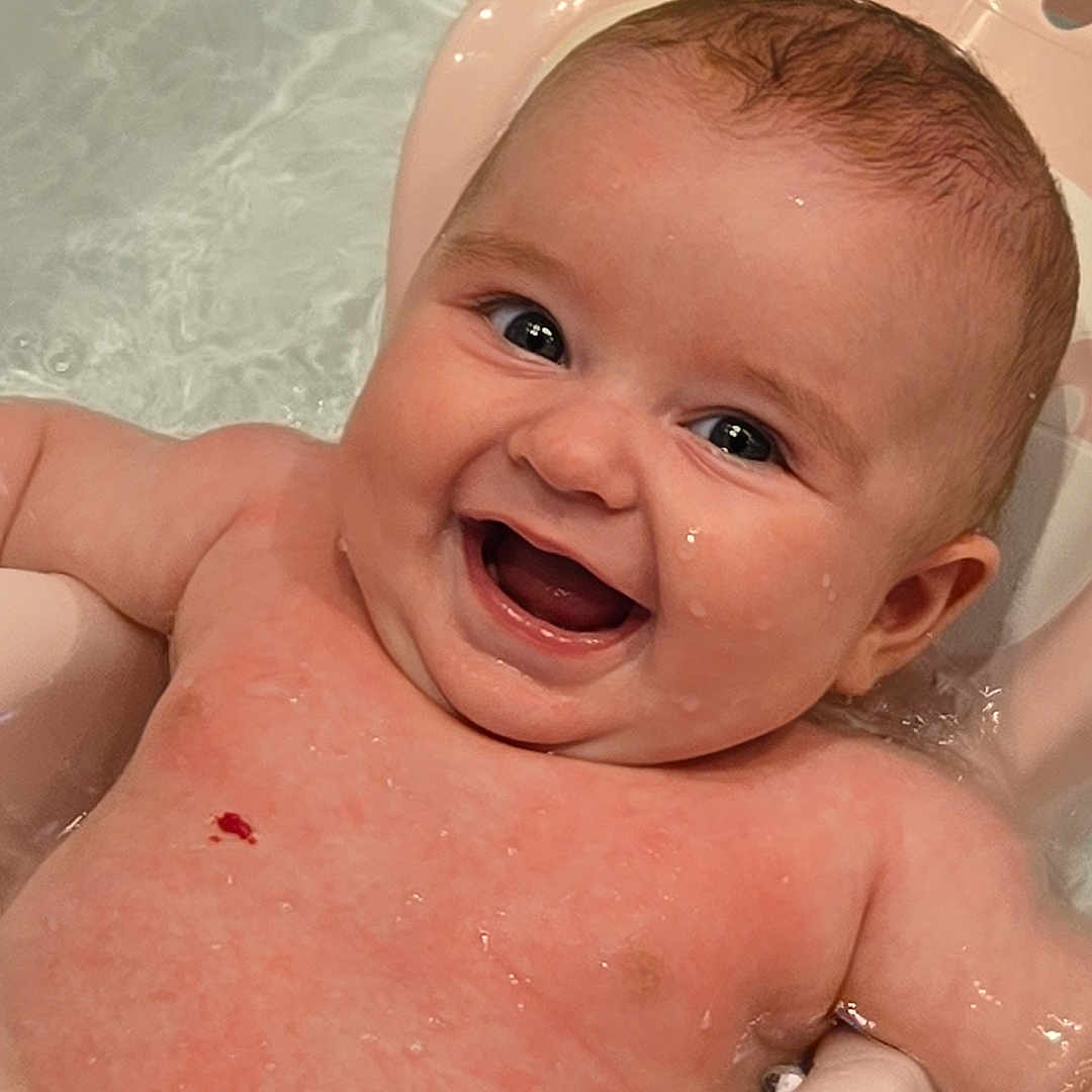 Luna participe au concours pour gagner de l'argent avec cette photo : baby, babylaughing, bathing, bathtub, bodypart, face, finger, hand, happy, head, indoors, laughing, leisureactivities, newborn, person, photography, portrait, smile, sport, tub