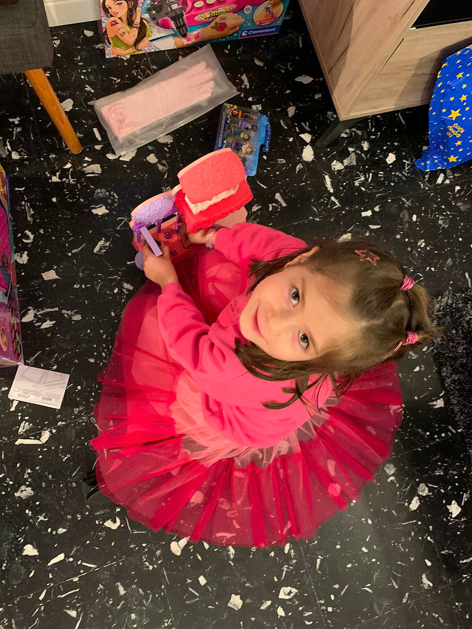 Emmy a rejoint le concours — aidez-le/la à gagner de superbes lots ! asphalt, baby, beauty, carmine, child, event, fun, happy, hat, holiday, human, joy, leisure, magenta, person, pink, plant, public_space, road_surface, toddler