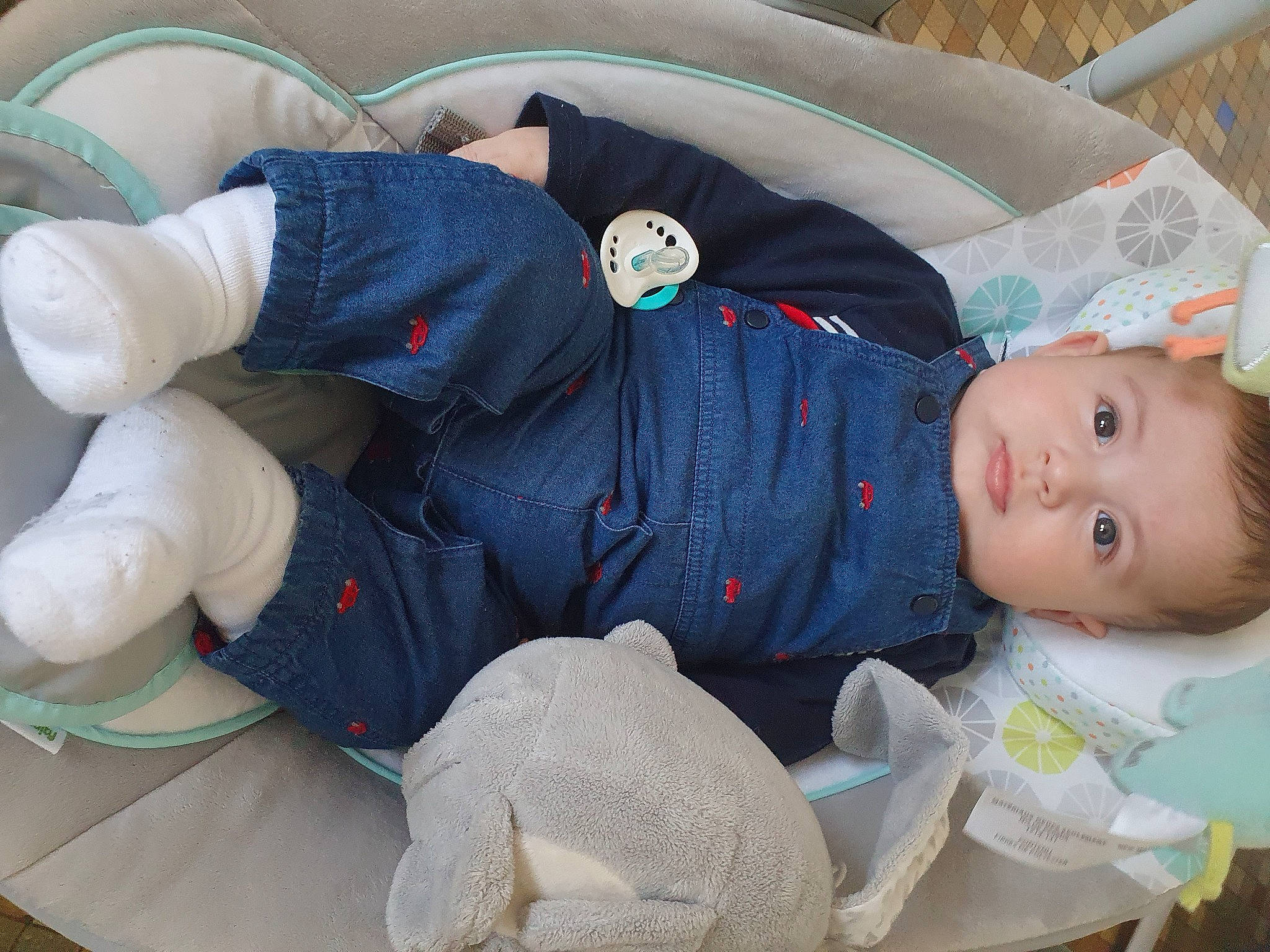 Eyden participe au concours pour gagner de l'argent avec cette photo : baby, baby_products, baby_toddler_clothing, child, comfort, elbow, face, hat, health_care, lap, pattern, person, product, service, sitting, sleeve, toddler, white