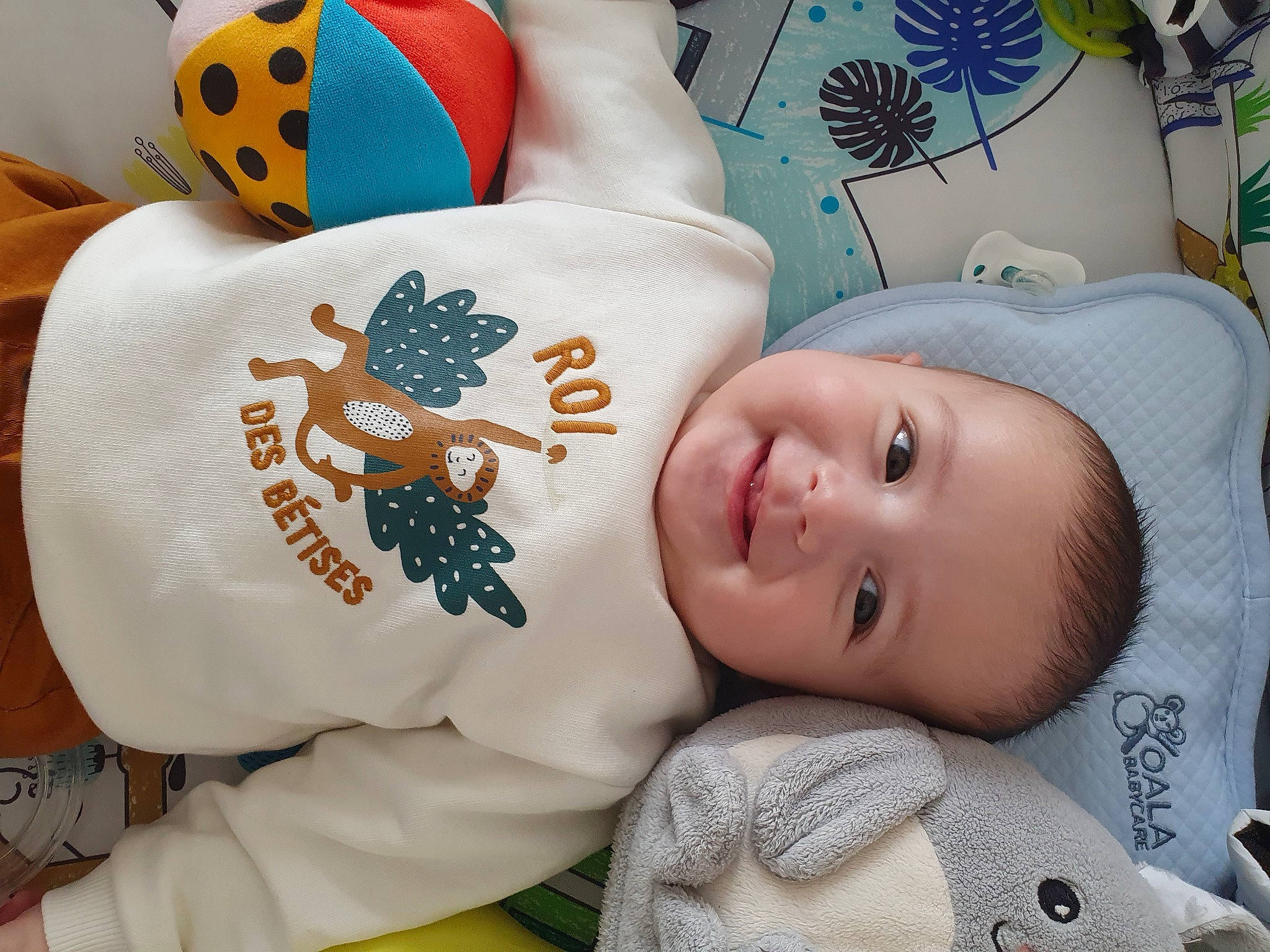 Eyden participe au concours pour gagner de l'argent avec cette photo : baby, baby_products, baby_sleeping, baby_toddler_clothing, blue, cheek, child, drinkware, happy, hat, headgear, joy, linens, pattern, person, porcelain, room, sleeve, smile, textile