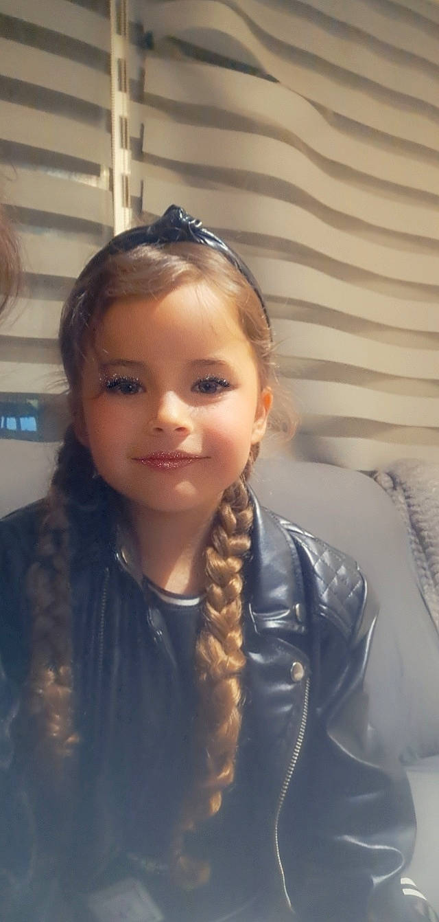 Taylor a rejoint le concours — aidez-le/la à gagner de superbes lots ! audio_equipment, blond, brown_hair, cheek, earrings, electric_blue, eyebrow, eyelash, eyewear, flash_photography, forehead, fun, iris, jacket, jaw, jewellery, joy, lip, long_hair, nose