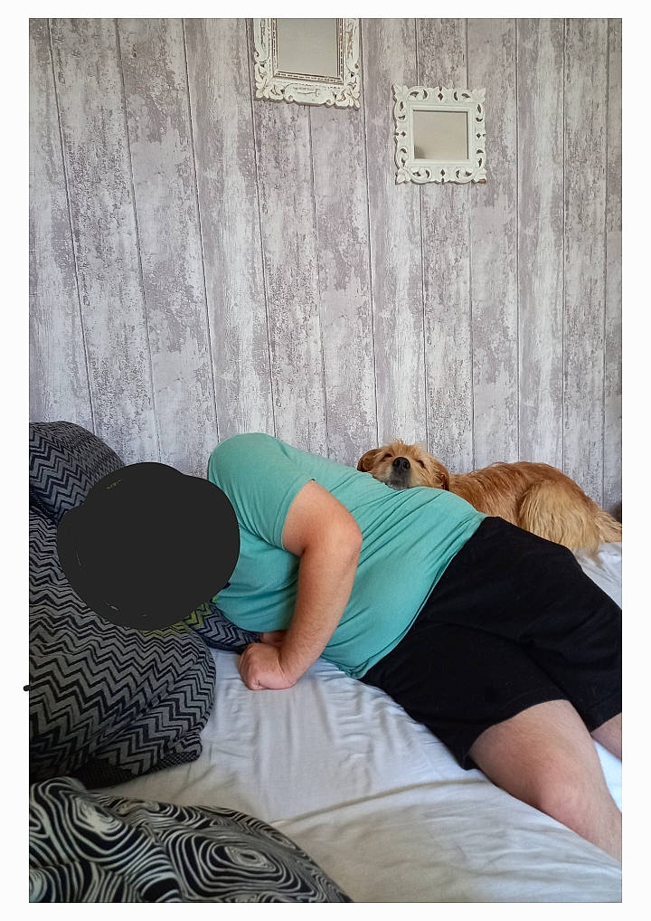 Renardo participe au concours pour gagner de l'argent avec cette photo : abdomen, bedding, comfort, elbow, foot, hat, human_leg, knee, leisure, linens, magenta, pattern, room, shorts, sitting, sleeve, sportswear, t_shirt, thigh, waist