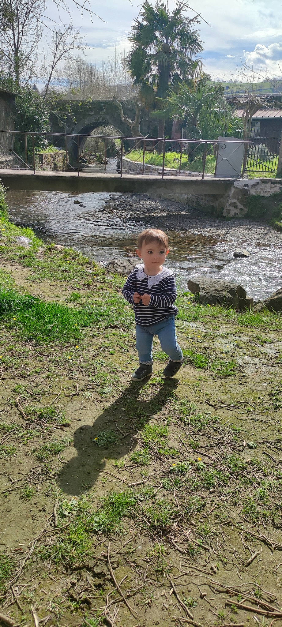 Melina a rejoint le concours — aidez-le/la à gagner de superbes lots ! bridge, child, fun, garden, grass, landscape, leisure, people_in_nature, person, plant, recreation, reservoir, soil, spring, toddler, tree, water