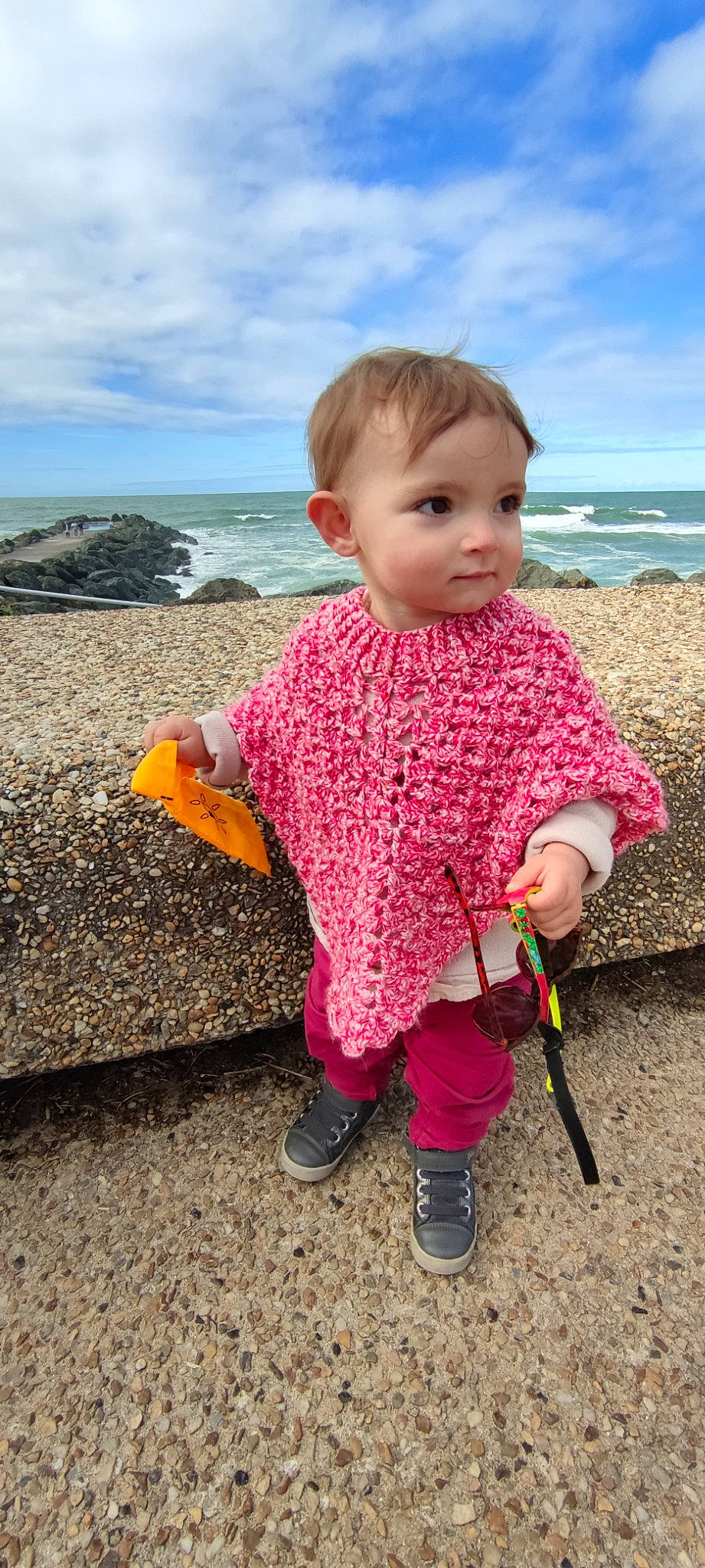 Melina participe au concours pour gagner de l'argent avec cette photo : baby, baby_toddler_clothing, beach, blue, child, cloud, fun, grass, leisure, people_in_nature, person, play, recreation, sand, sitting, sky, sleeve, sneakers, soil, toddler