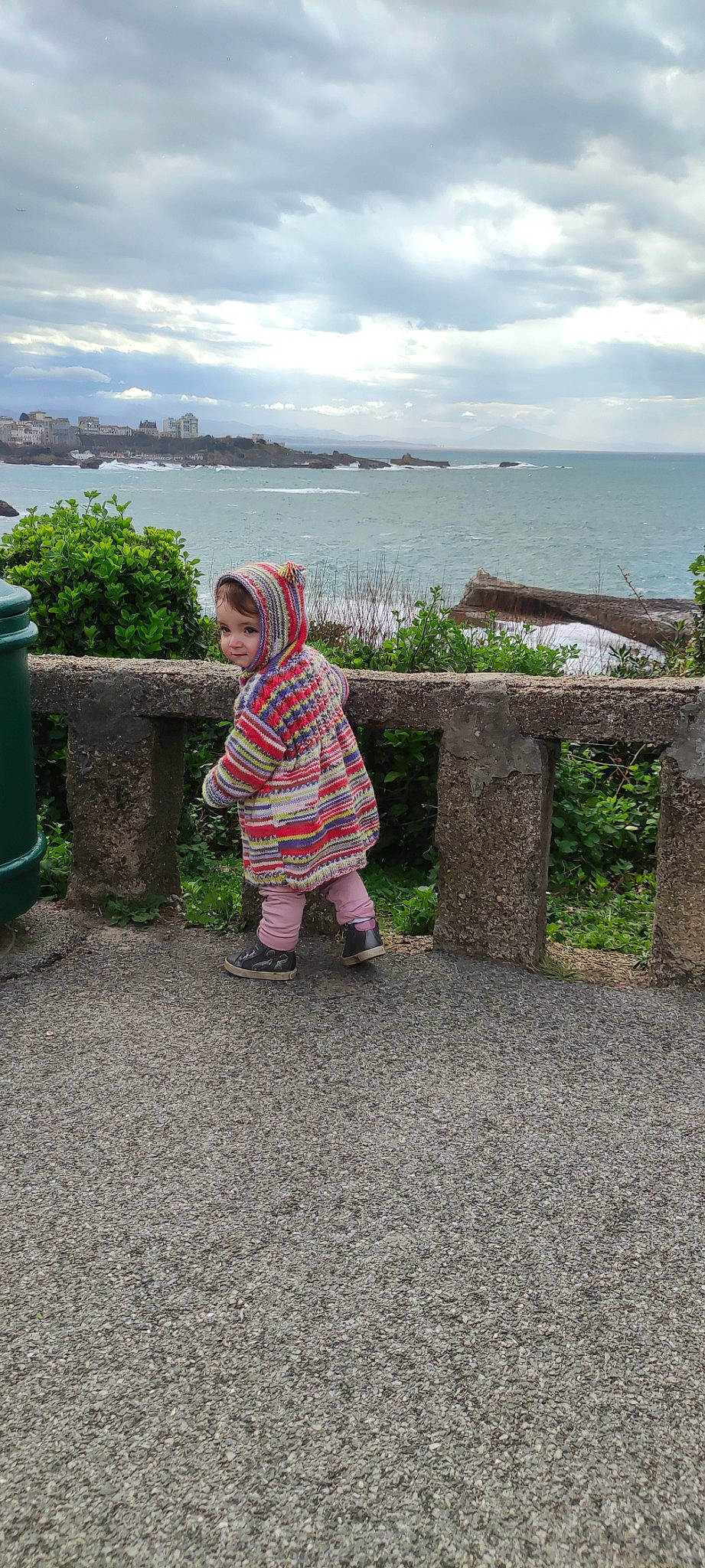 Melina a rejoint le concours — aidez-le/la à gagner de superbes lots ! baby_toddler_clothing, boot, child, cloud, fence, garden, grass, lake, landscape, leisure, person, plant, recreation, shrub, sitting, sky, toddler, travel, tree, vacation