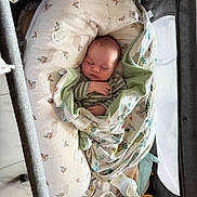Robin a rejoint le concours — aidez-le/la à gagner de superbes lots ! baby, baby_lounger, bedroom, blanket, bottle, child, cozy, cute, fabric, indoor, infant, newborn, pacifier, peaceful, person, playpen, resting, sleeping, soft_toys, wrapped