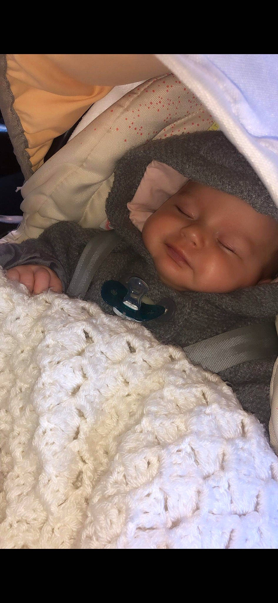 Alya participe au concours pour gagner de l'argent avec cette photo : baby, baby_products, cheek, child, comfort, fun, fur, happy, linens, mammal, nose, person, room, smile, textile, toddler, vertebrate, winter, wool
