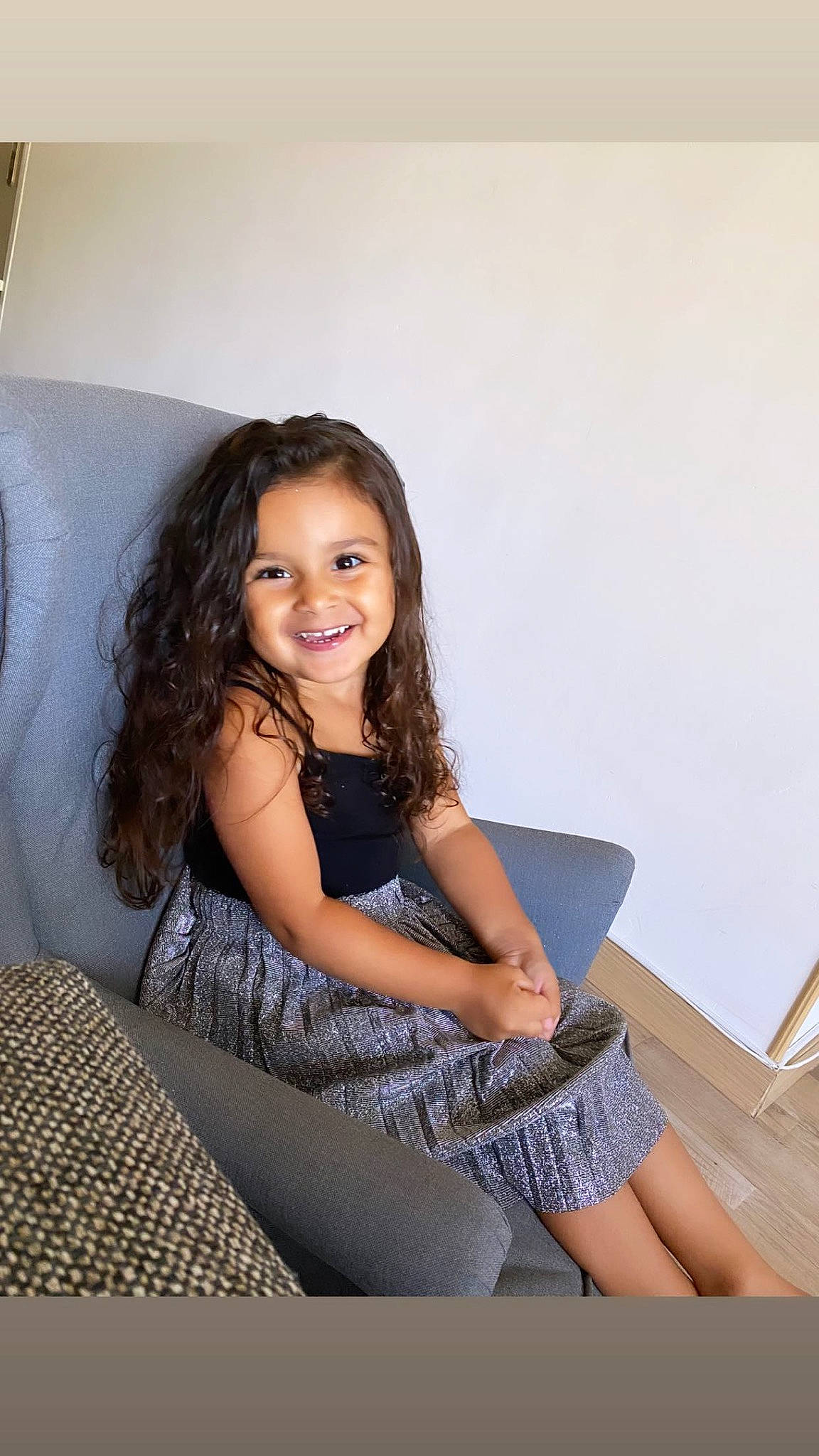 Cléa a rejoint le concours — aidez-le/la à gagner de superbes lots ! arm, automotive_design, black_hair, comfort, fashion_design, flash_photography, hairstyle, happy, human_leg, joint, joy, knee, leg, long_hair, person, purple, shoulder, skin, sleeve, smile