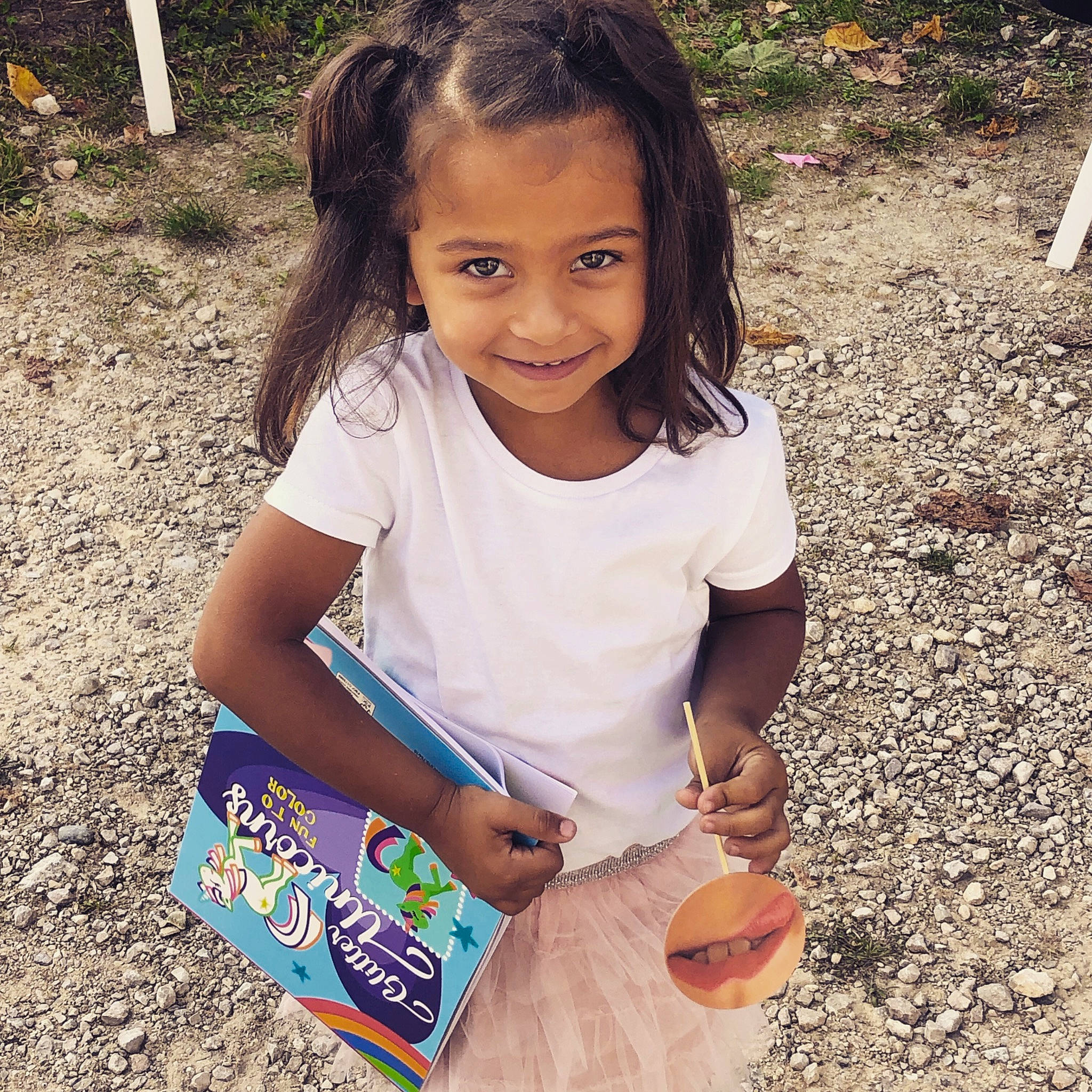 Leyna a rejoint le concours — aidez-le/la à gagner de superbes lots ! beauty, beer, child, cool, fun, grass, hair, hairstyle, hand, happy, joy, people, people_in_nature, person, photograph, sleeve, smile, soil, summer, t_shirt