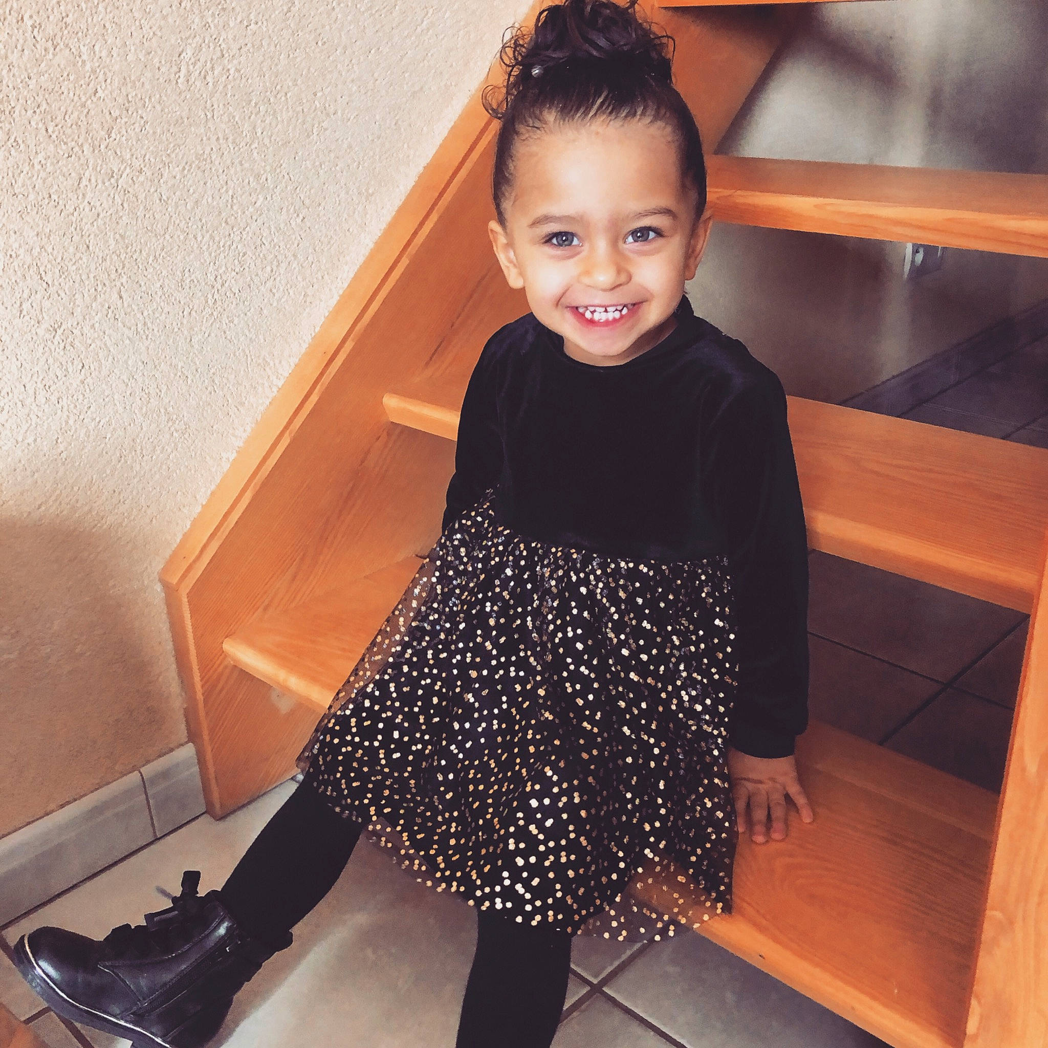 Leyna a rejoint le concours — aidez-le/la à gagner de superbes lots ! baby_toddler_clothing, black, dress, floor, flooring, formal_wear, hair, happy, human_body, joint, joy, neck, outerwear, person, shoulder, sleeve, smile, sportswear, standing, street_fashion