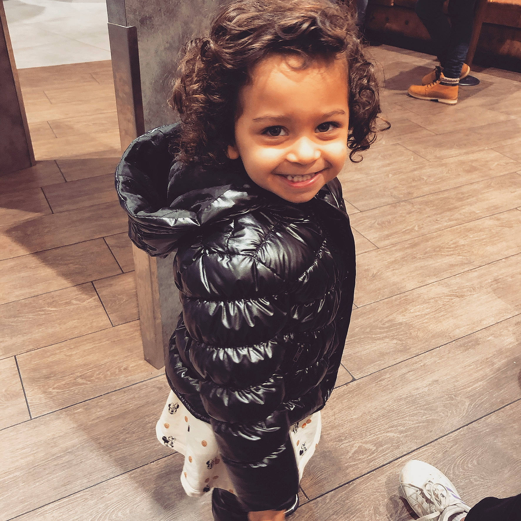 Leyna participe au concours pour gagner de l'argent avec cette photo : arm, black, cool, eye, facial_expression, floor, flooring, gesture, hair, hairstyle, happy, head, iris, joint, joy, person, sleeve, smile, standing, thigh