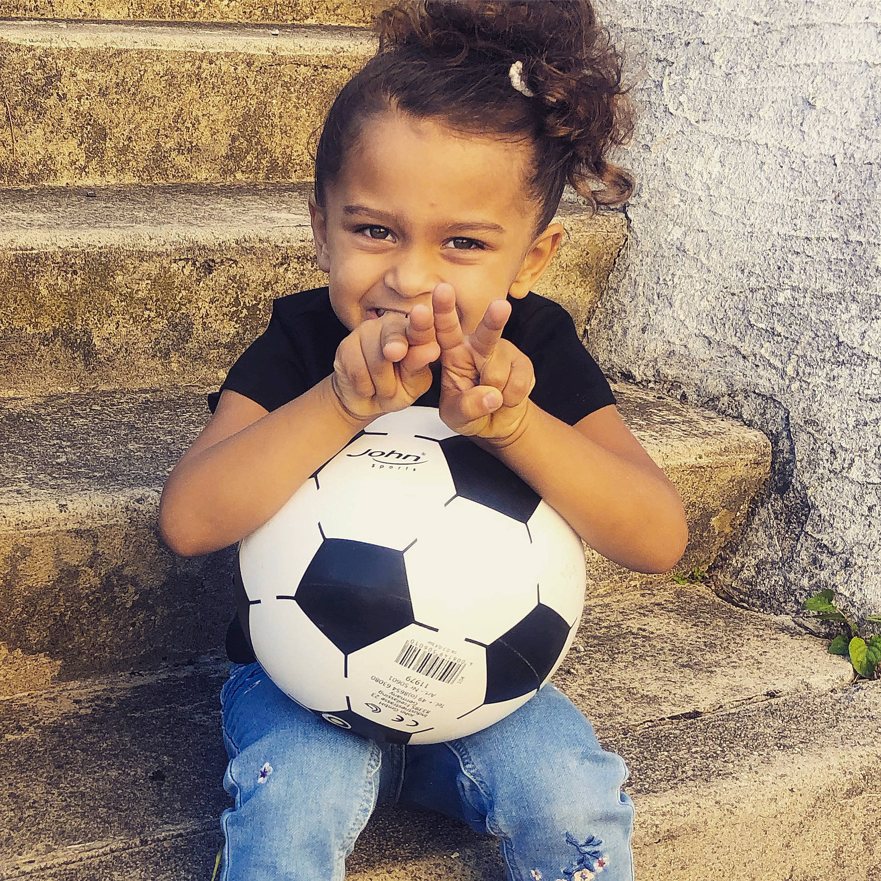 Leyna a rejoint le concours — aidez-le/la à gagner de superbes lots ! ball, black, cool, facial_expression, finger, football, fun, gesture, hand, happy, human, leg, organ, people_in_nature, person, photograph, soccer, soccer_ball, sports_equipment, standing