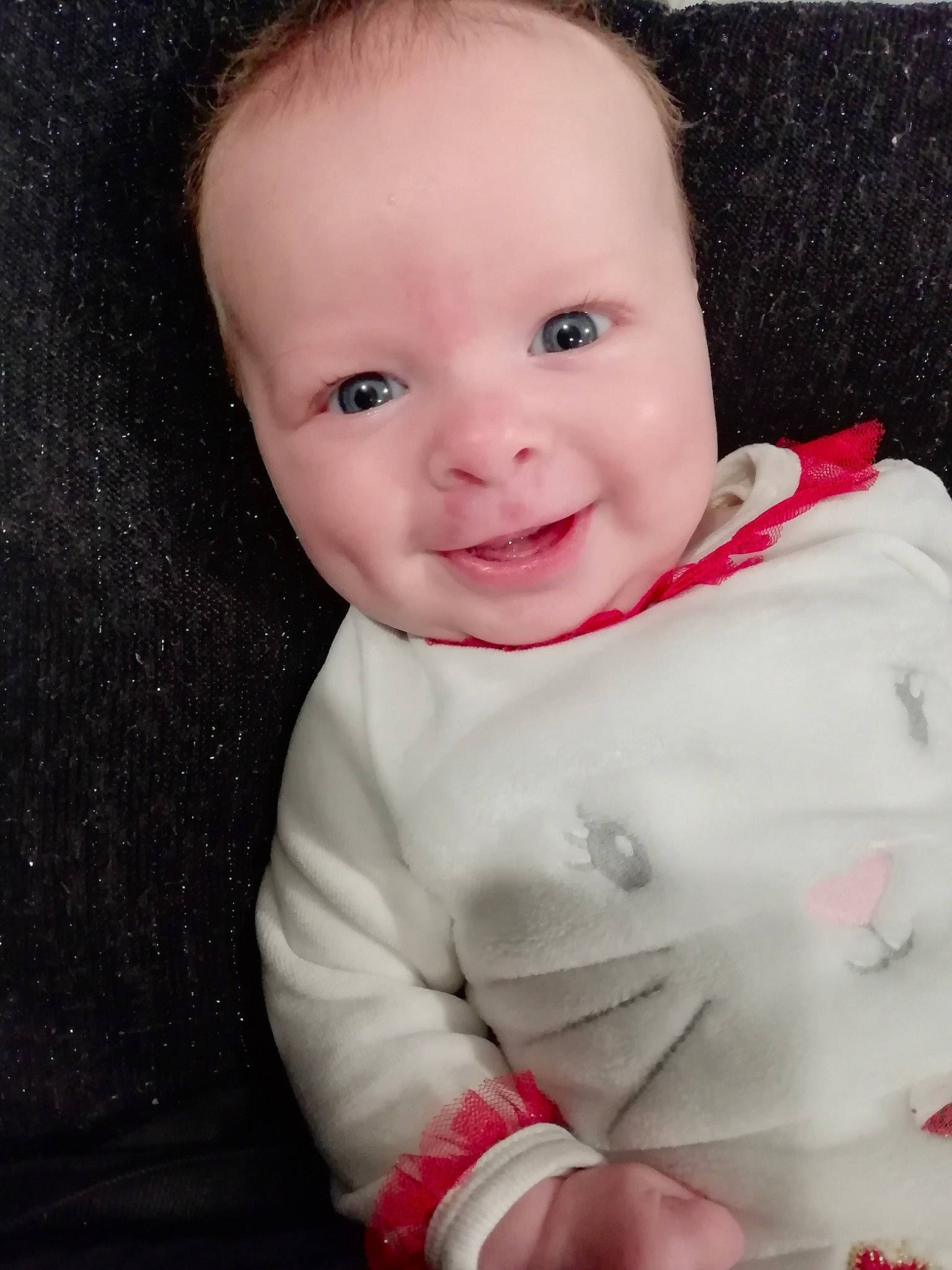 Aubane a rejoint le concours — aidez-le/la à gagner de superbes lots ! baby, baby_toddler_clothing, cheek, child, comfort, flash_photography, fun, happy, iris, joy, laugh, lip, nose, pattern, person, pink, portrait_photography, sitting, skin, sleeve