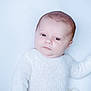 Lou a rejoint le concours — aidez-le/la à gagner de superbes lots ! baby, infant, white_sweater, knitted_clothing, soft_texture, laying_down, portrait, face, skin, head, young_child, peaceful, indoor, cute, newborn, person, child, calm, expression, cozy