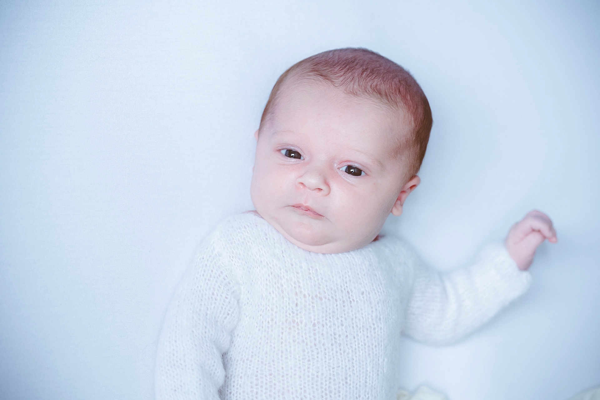 Lou a rejoint le concours — aidez-le/la à gagner de superbes lots ! baby, infant, white_sweater, knitted_clothing, soft_texture, laying_down, portrait, face, skin, head, young_child, peaceful, indoor, cute, newborn, person, child, calm, expression, cozy