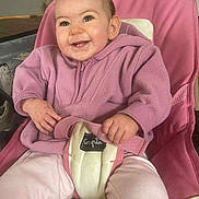 Camille a rejoint le concours — aidez-le/la à gagner de superbes lots ! baby, baby_chair, baby_fashion, baby_seat, casual, child, cozy, fleece_jacket, furniture, happy, high_chair, home, indoor, infant, person, pink_clothing, portrait, seat_belt, smiling, young_child