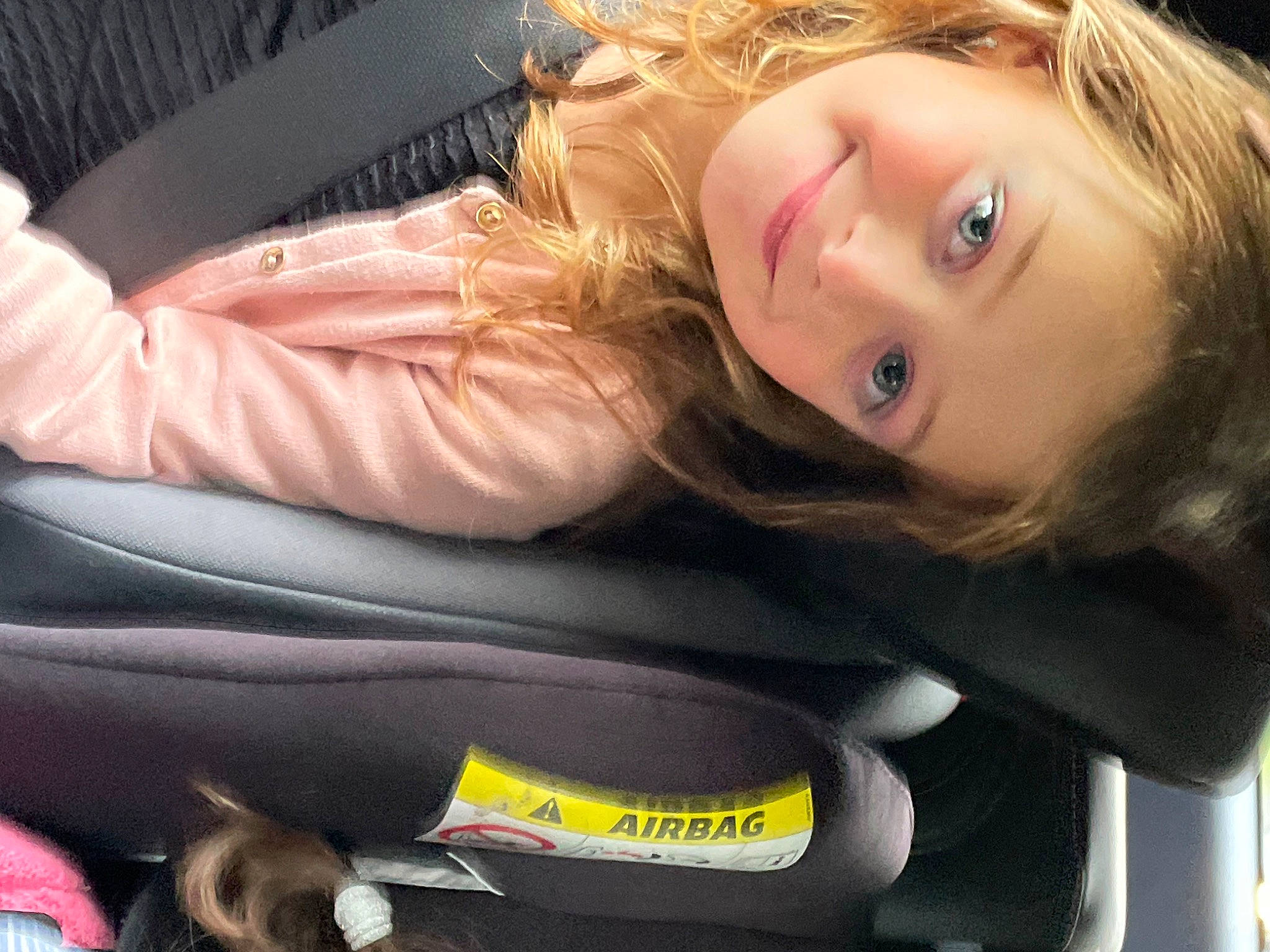 Victoria a rejoint le concours — aidez-le/la à gagner de superbes lots ! blond, brown_hair, carnivore, comfort, cool, dog, eye, eyelash, flash_photography, fun, human_leg, joy, lip, long_hair, mammal, mouth, person, sitting, skin, smile