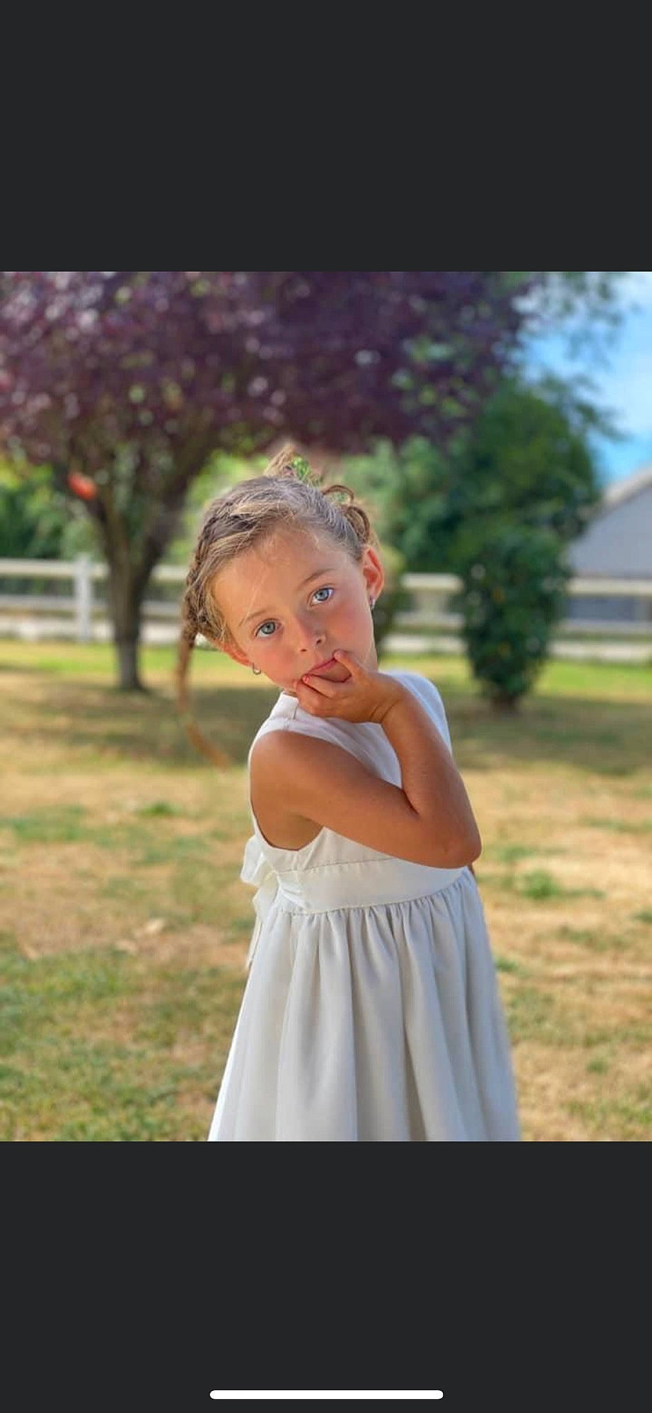 Victoria a rejoint le concours — aidez-le/la à gagner de superbes lots ! blond, bridal_accessory, bridal_clothing, bridal_party_dress, brown_hair, day_dress, dress, event, flash_photography, formal_wear, fun, gown, grass, happy, head, jewellery, one_piece_garment, people_in_nature, person, plant