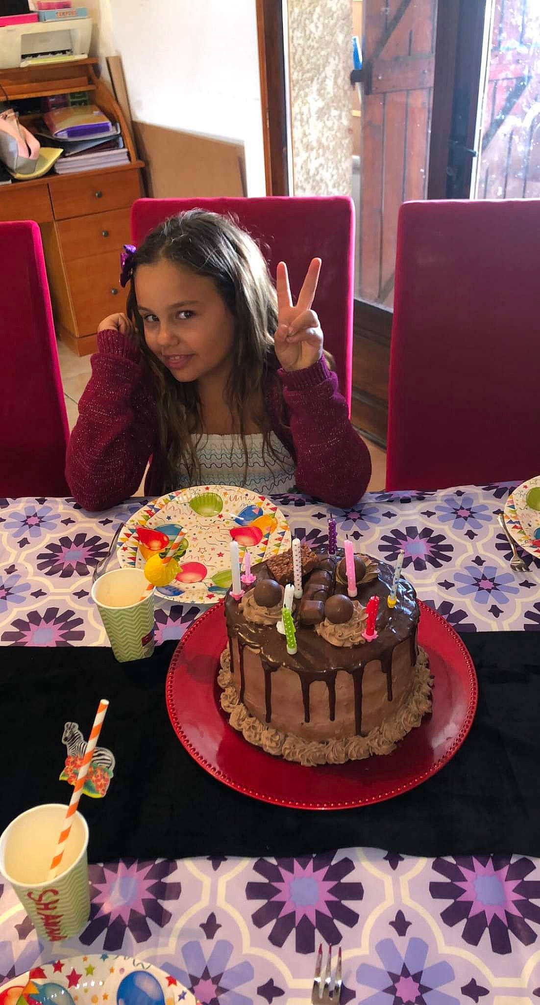 Giuliana participe au concours pour gagner de l'argent avec cette photo : baked_goods, birthday_cake, birthday_candle, birthday_party, cake, cake_decorating, cake_decorating_supply, candle, chair, cuisine, food, furniture, person, plate, purple, sharing, smile, sugar_cake, sugar_paste, table