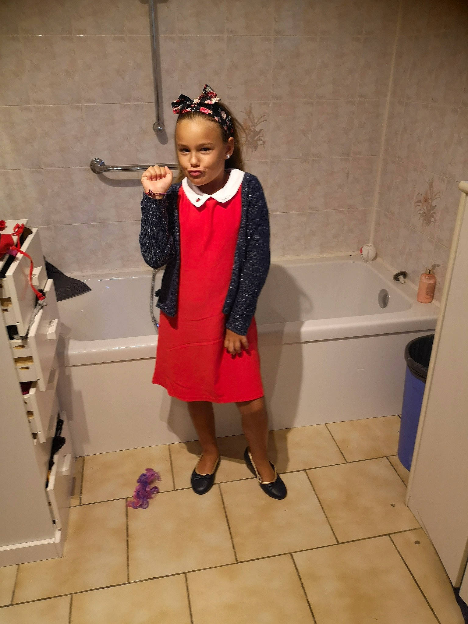 Giuliana participe au concours pour gagner de l'argent avec cette photo : bag, bathroom, boot, costume, eyewear, fashion_accessory, fashion_design, flooring, fun, high_heels, human_leg, pattern, person, plumbing, plumbing_fixture, room, sink, tap, thigh, toddler