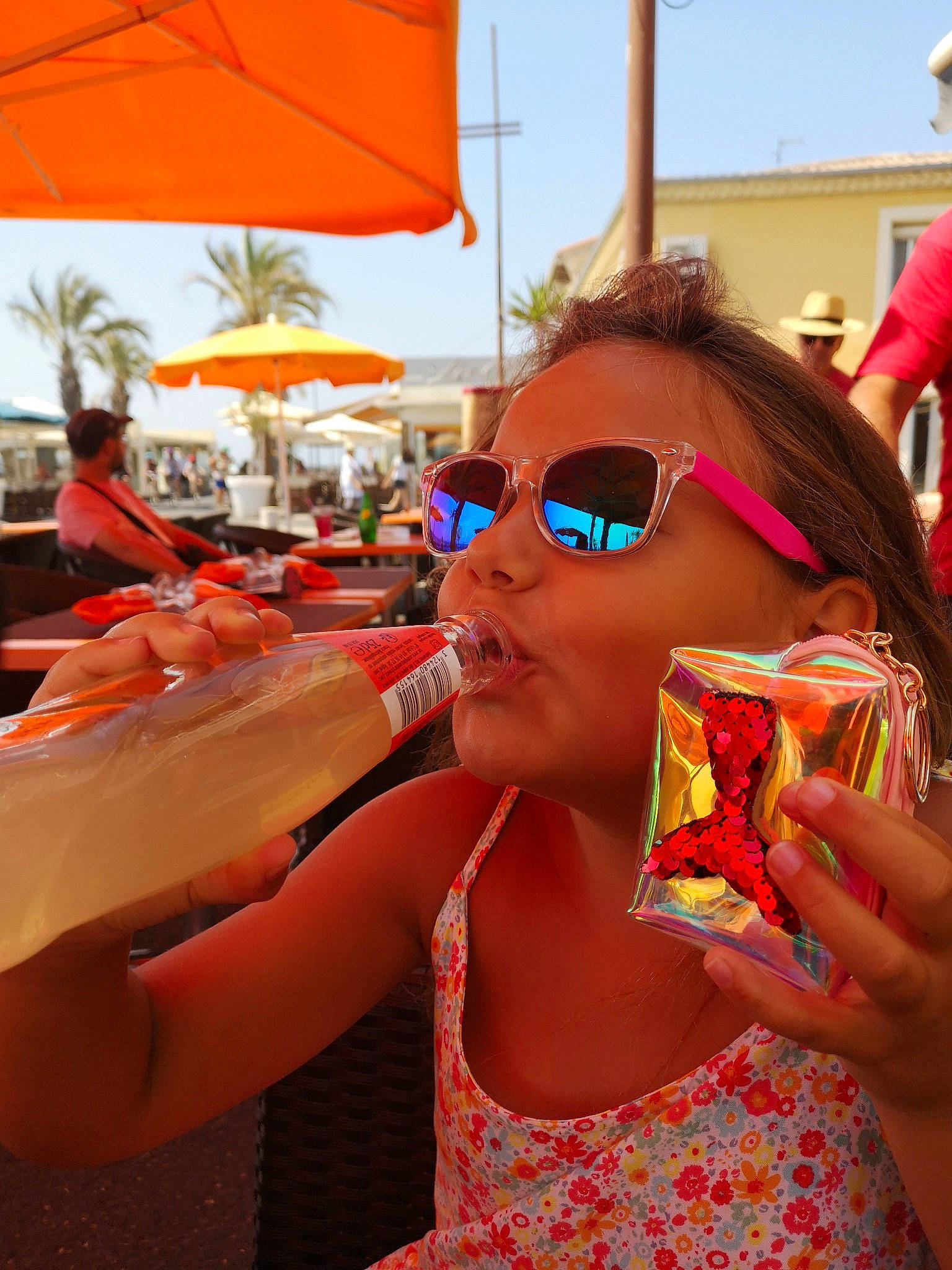 Giuliana a rejoint le concours — aidez-le/la à gagner de superbes lots ! community, crowd, daytime, event, eyewear, fun, glasses, goggles, happy, leisure, orange, person, public_space, sky, summer, sunglasses, travel, tree, umbrella, vision_care