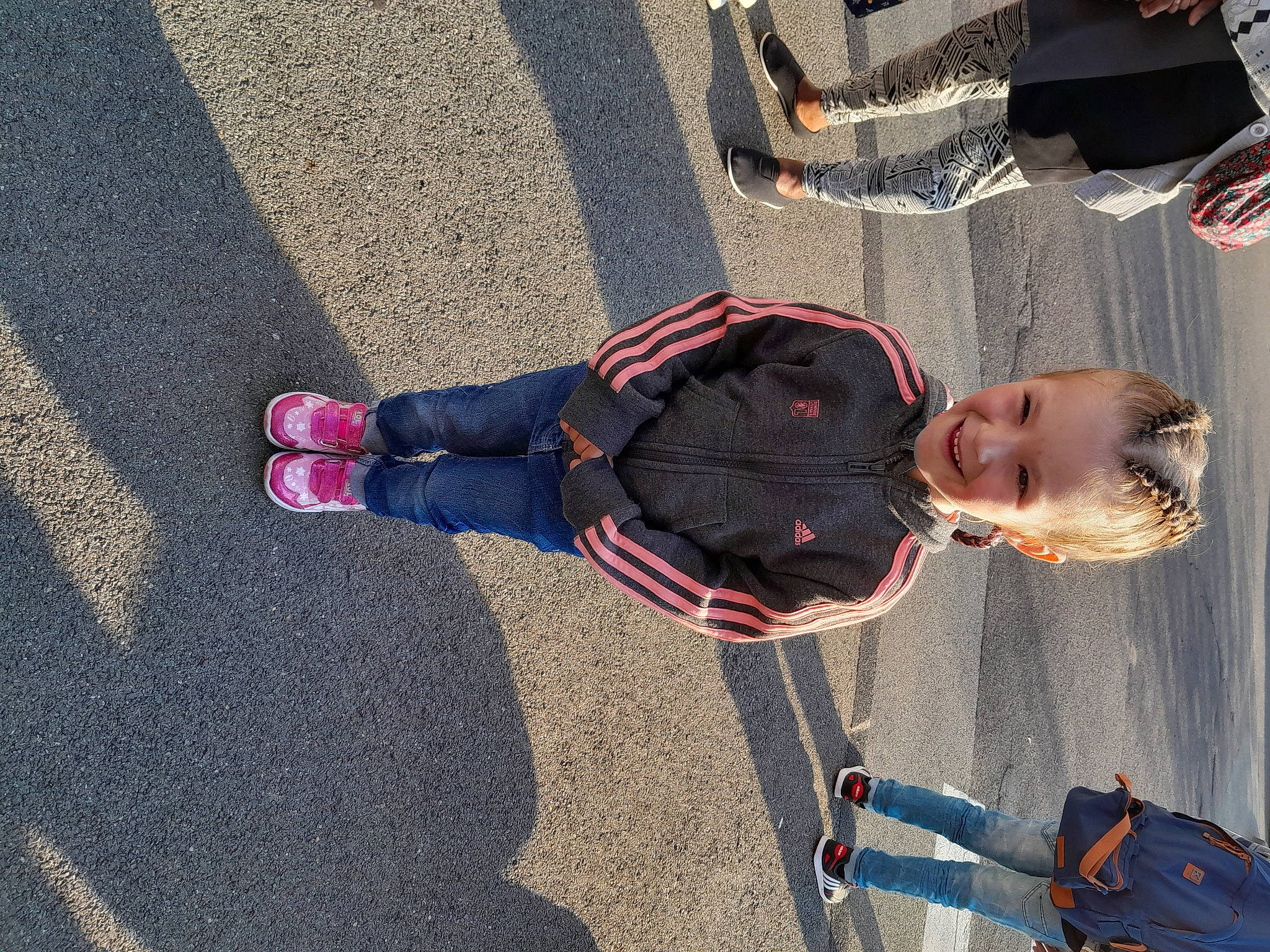 Angy participe au concours pour gagner de l'argent avec cette photo : asphalt, carmine, child, city, electric_blue, fun, human_leg, joy, pedestrian, person, recreation, road, road_surface, shadow, shoe, sidewalk, sneakers, street, tar, toddler