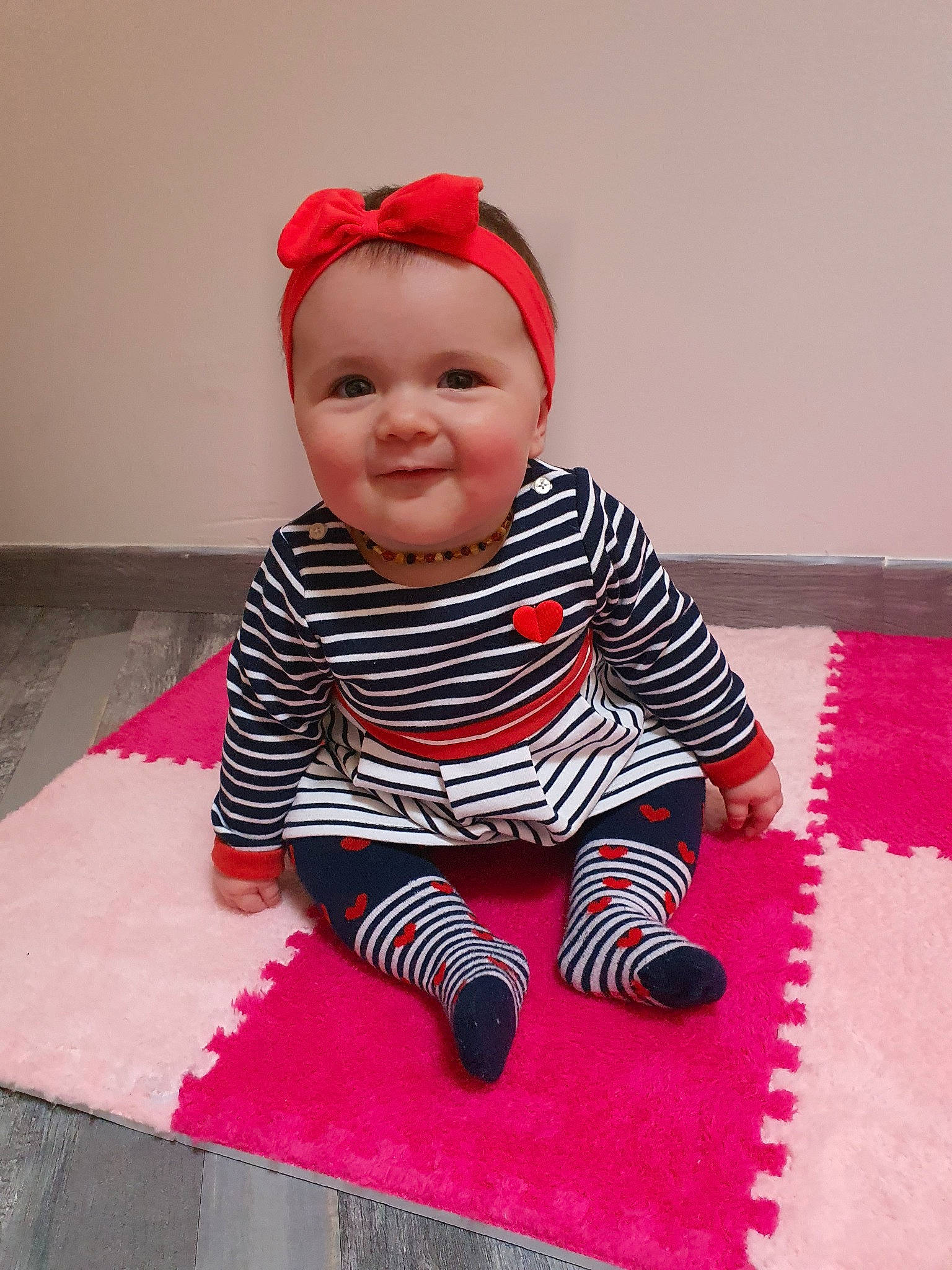 Cassandre participe au concours pour gagner de l'argent avec cette photo : baby, baby_toddler_clothing, child, flooring, headgear, headwear, joy, pattern, person, pink, play, toddler