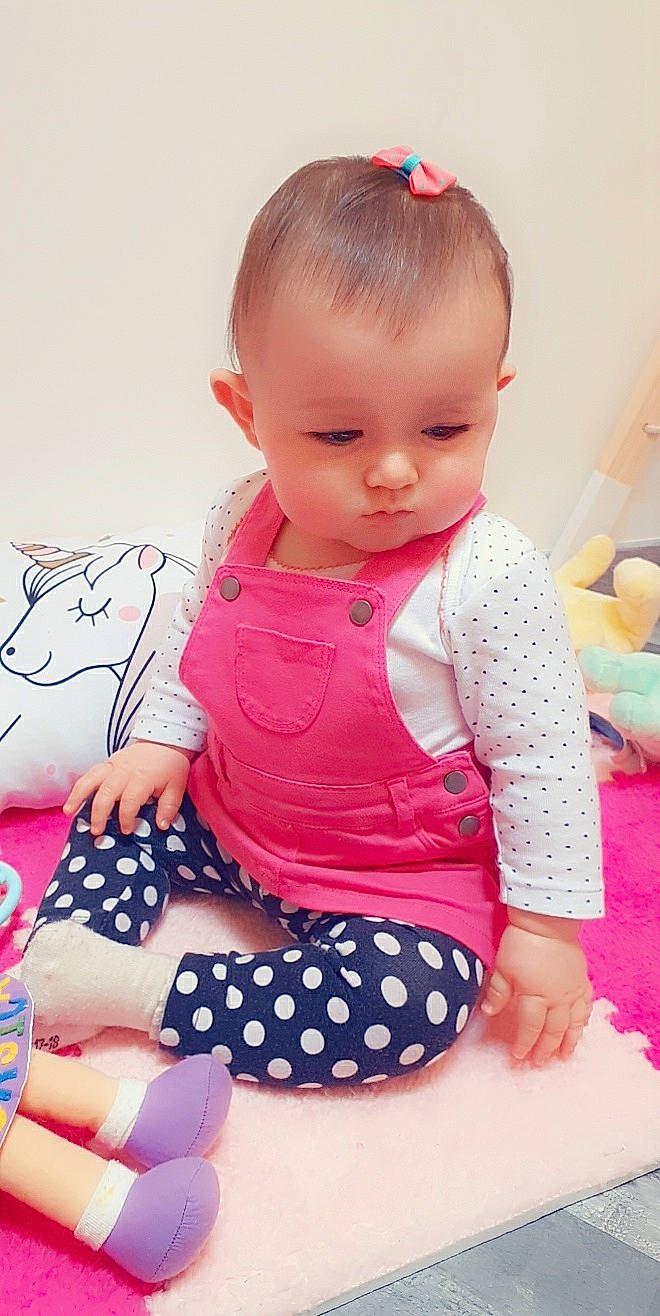 Cassandre participe au concours pour gagner de l'argent avec cette photo : baby, baby_products, baby_toddler_clothing, child, design, pattern, person, pink, polka_dot, product, sleeve, toddler