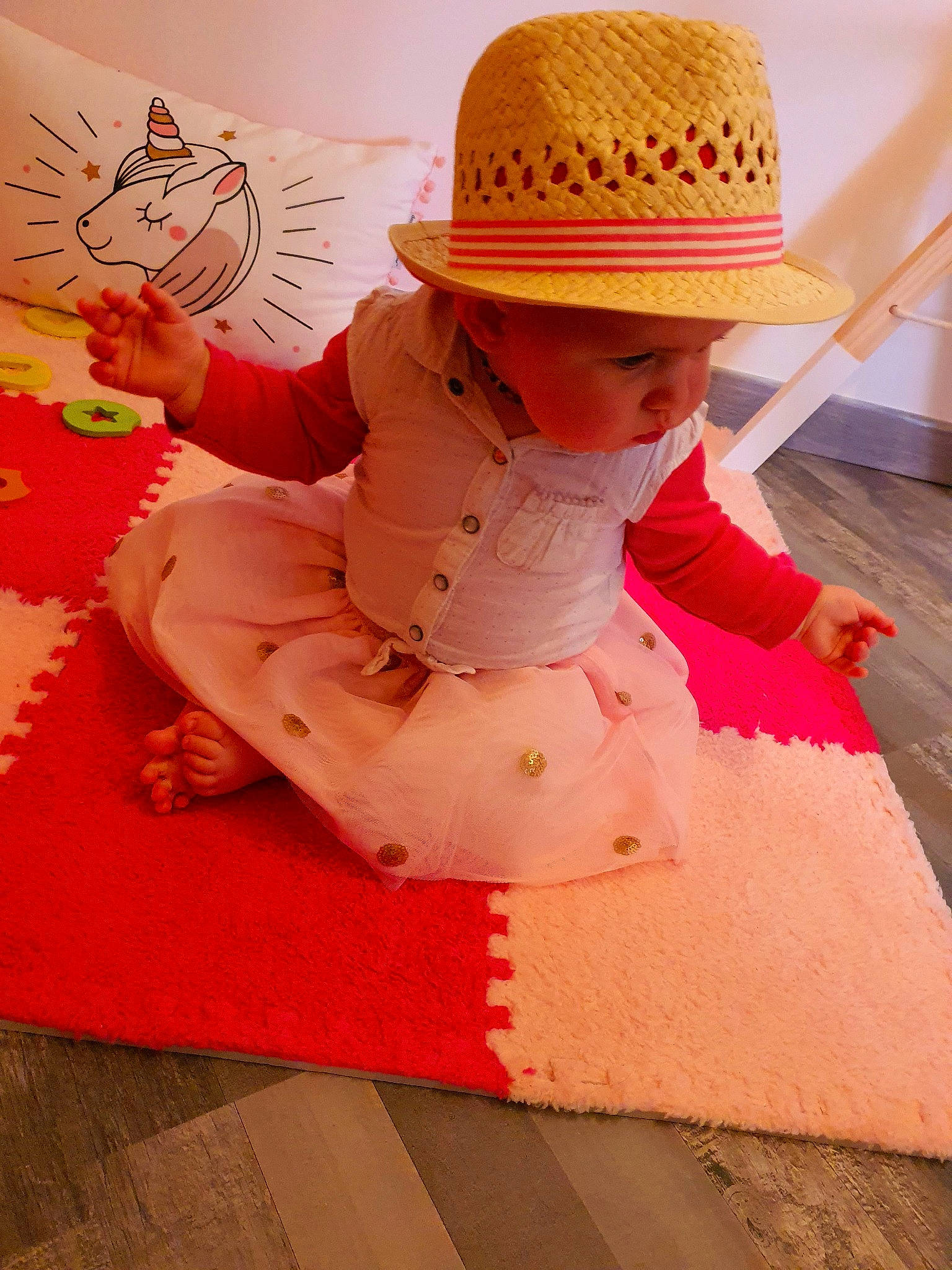 Cassandre participe au concours pour gagner de l'argent avec cette photo : baby, child, fashion_accessory, hat, headgear, headwear, peach, person, pink, play, sun_hat, toddler