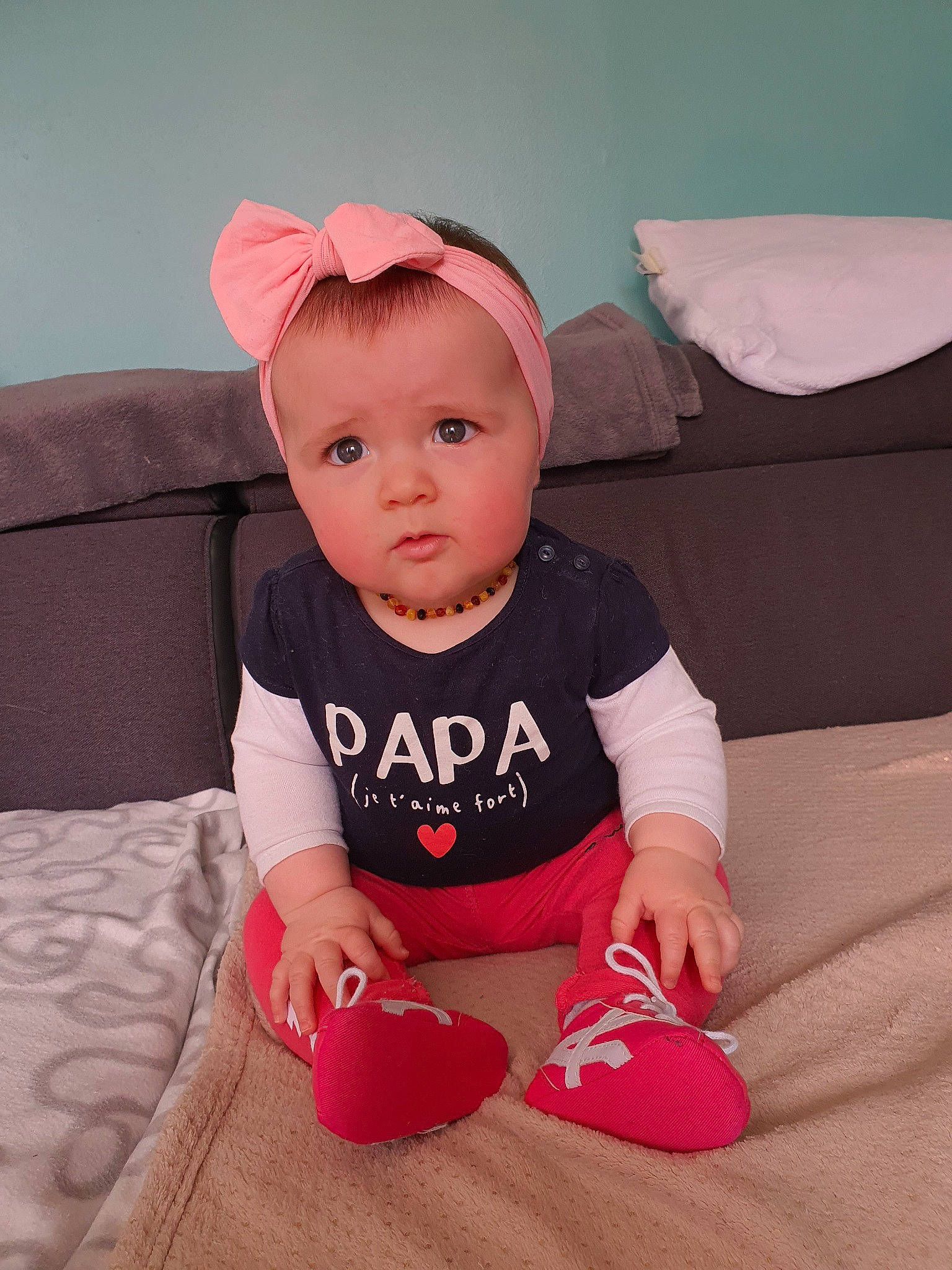 Cassandre a rejoint le concours — aidez-le/la à gagner de superbes lots ! baby, baby_toddler_clothing, child, ear, person, pink, play, skin, sleeve, toddler