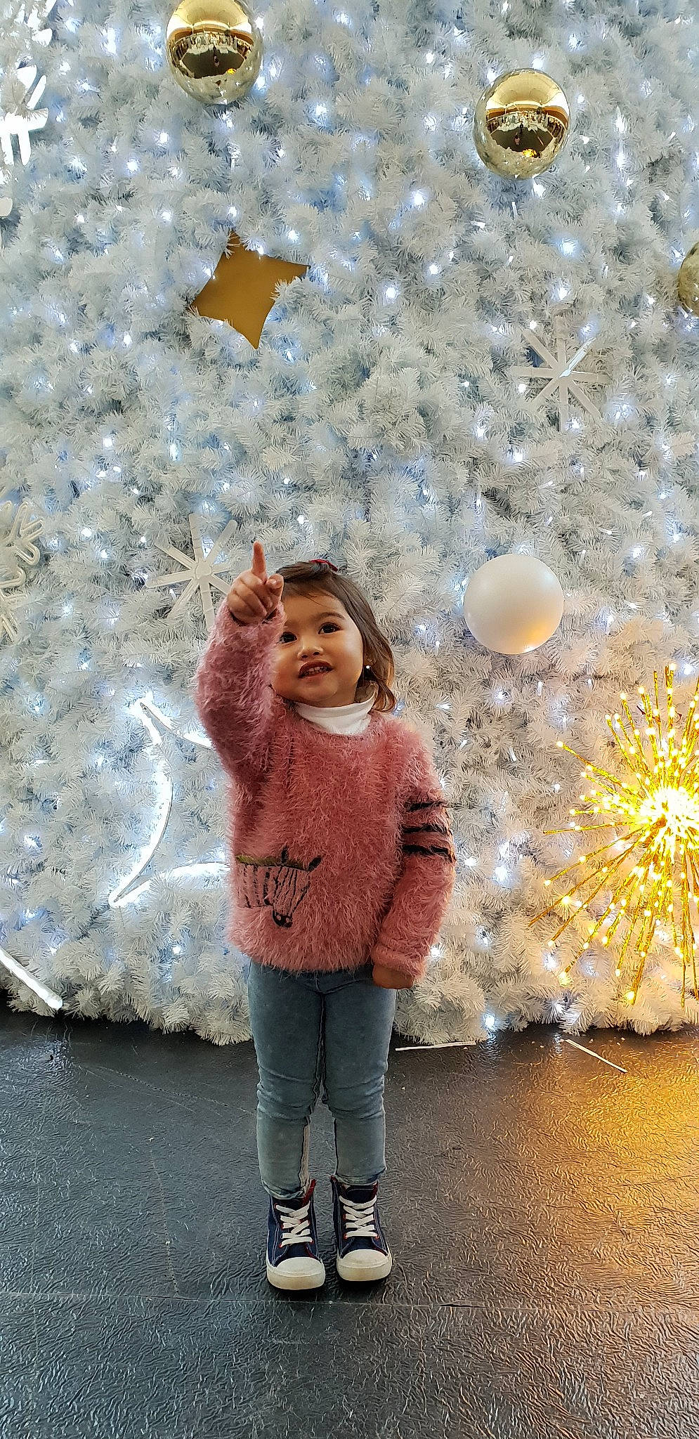 Oxana participe au concours pour gagner de l'argent avec cette photo : child, fun, happy, person, pink, smile, tree