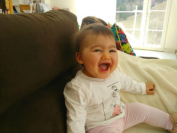 Oxana a rejoint le concours — aidez-le/la à gagner de superbes lots ! arm, baby, baby_laughing, cheek, child, ear, eye, face, facial_expression, happy, head, laugh, mouth, nose, person, play, room, sitting, skin, smile