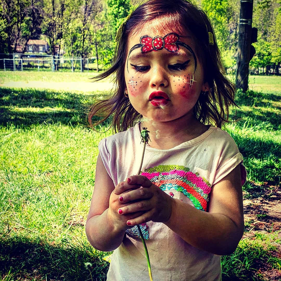 Oxana a rejoint le concours — aidez-le/la à gagner de superbes lots ! adaptation, beauty, child, cool, eye, eyewear, face, finger, fun, glasses, grass, hand, happy, head, lip, mouth, nose, person, plant, smile