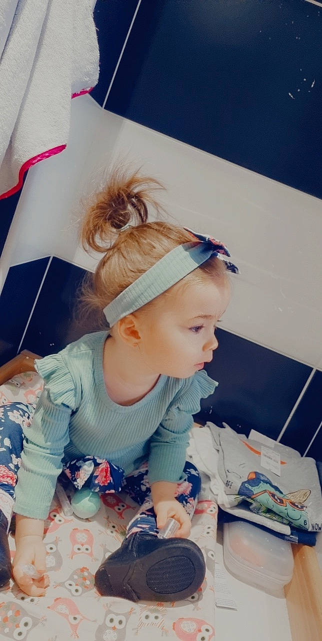 Lena participe au concours pour gagner de l'argent avec cette photo : baby, baby_toddler_clothing, baseball_cap, cap, child, eyewear, fashion_accessory, fun, happy, hat, headband, leisure, pattern, person, play, recreation, sitting, sleeve, t_shirt, toddler