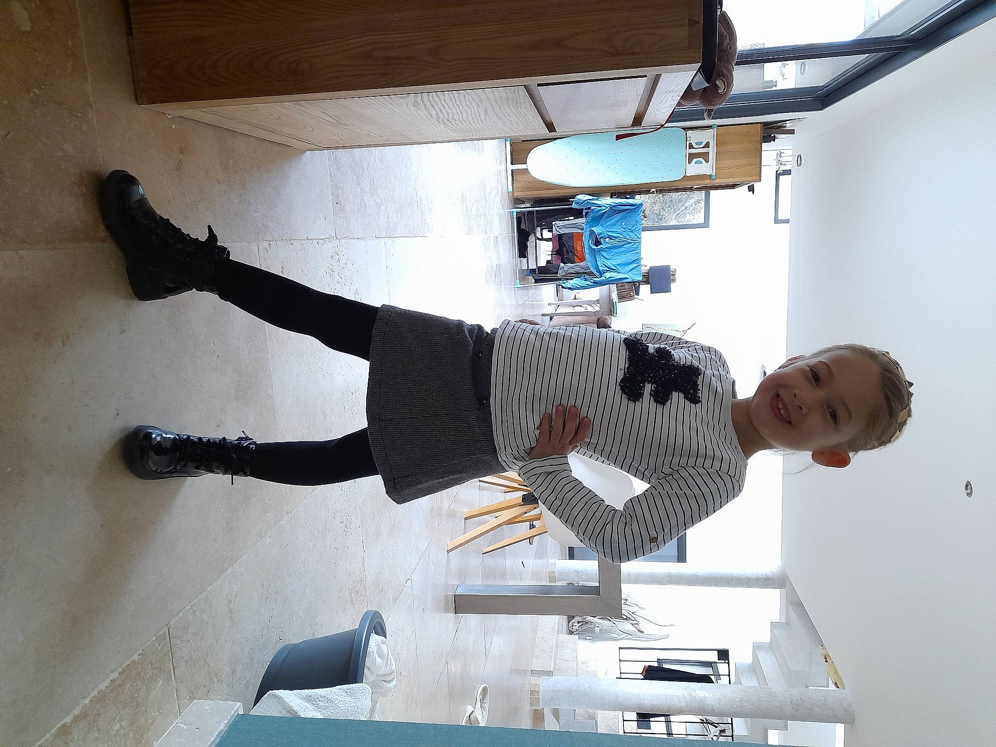 Elena a rejoint le concours — aidez-le/la à gagner de superbes lots ! balance, ceiling, cleanliness, elbow, engineering, flooring, fun, human_leg, joy, knee, machine, person, room, thigh, walking_shoe, wrist